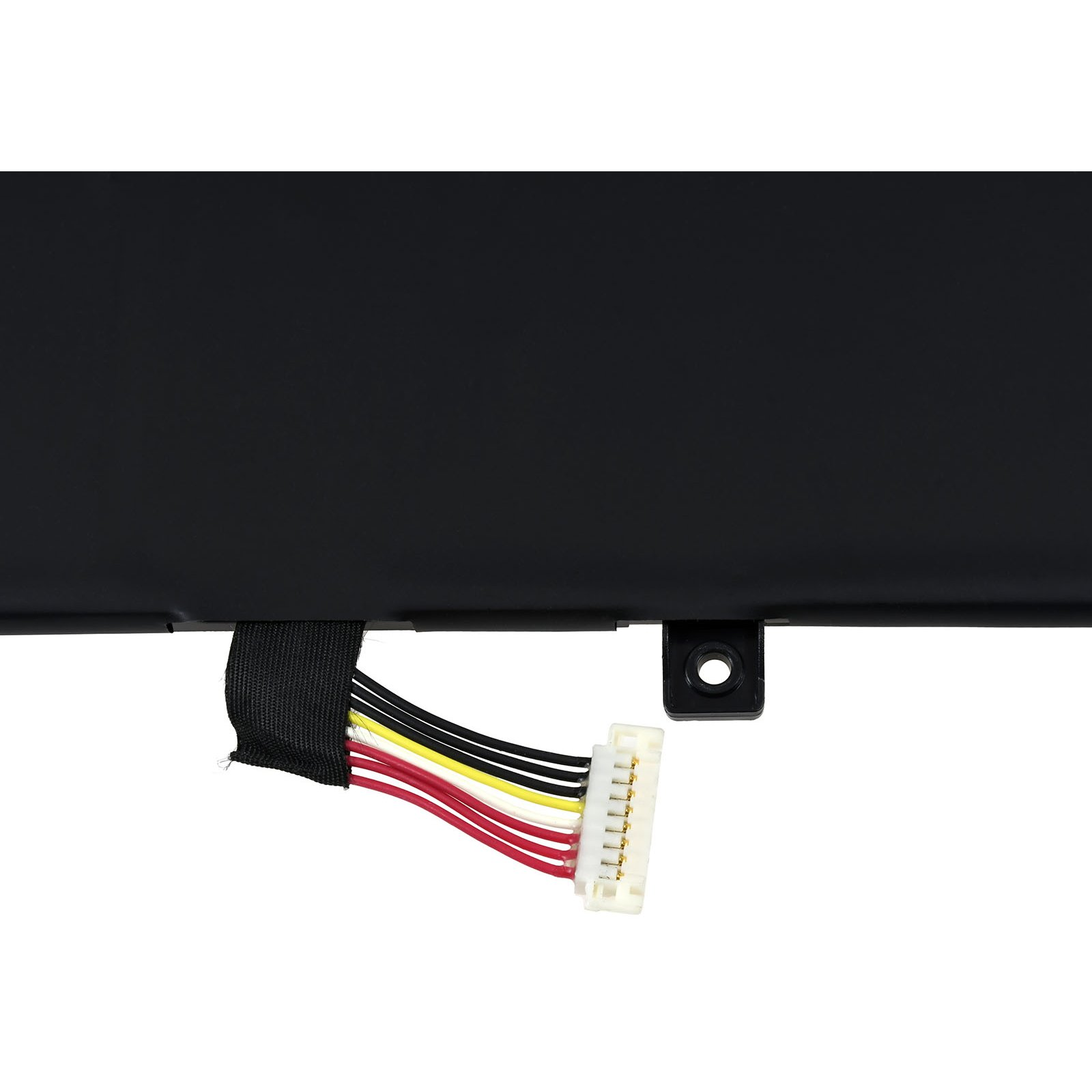 Eine schwarze Batterie mit Stecker und Kabeln, isoliert auf weißem Hintergrund.