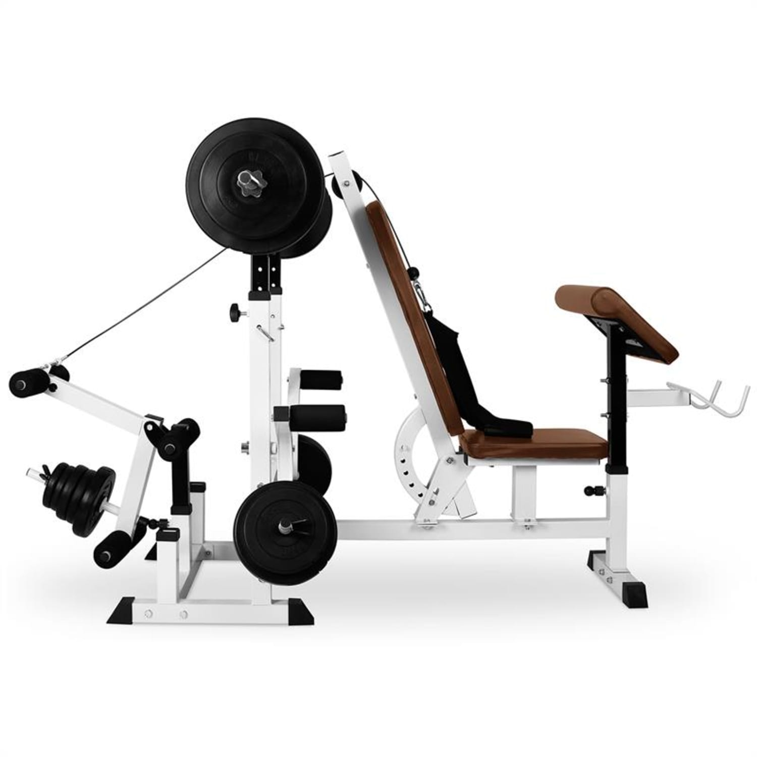Weiße und braune Trainingsmaschine mit Gewichten, vor weißem Hintergrund.