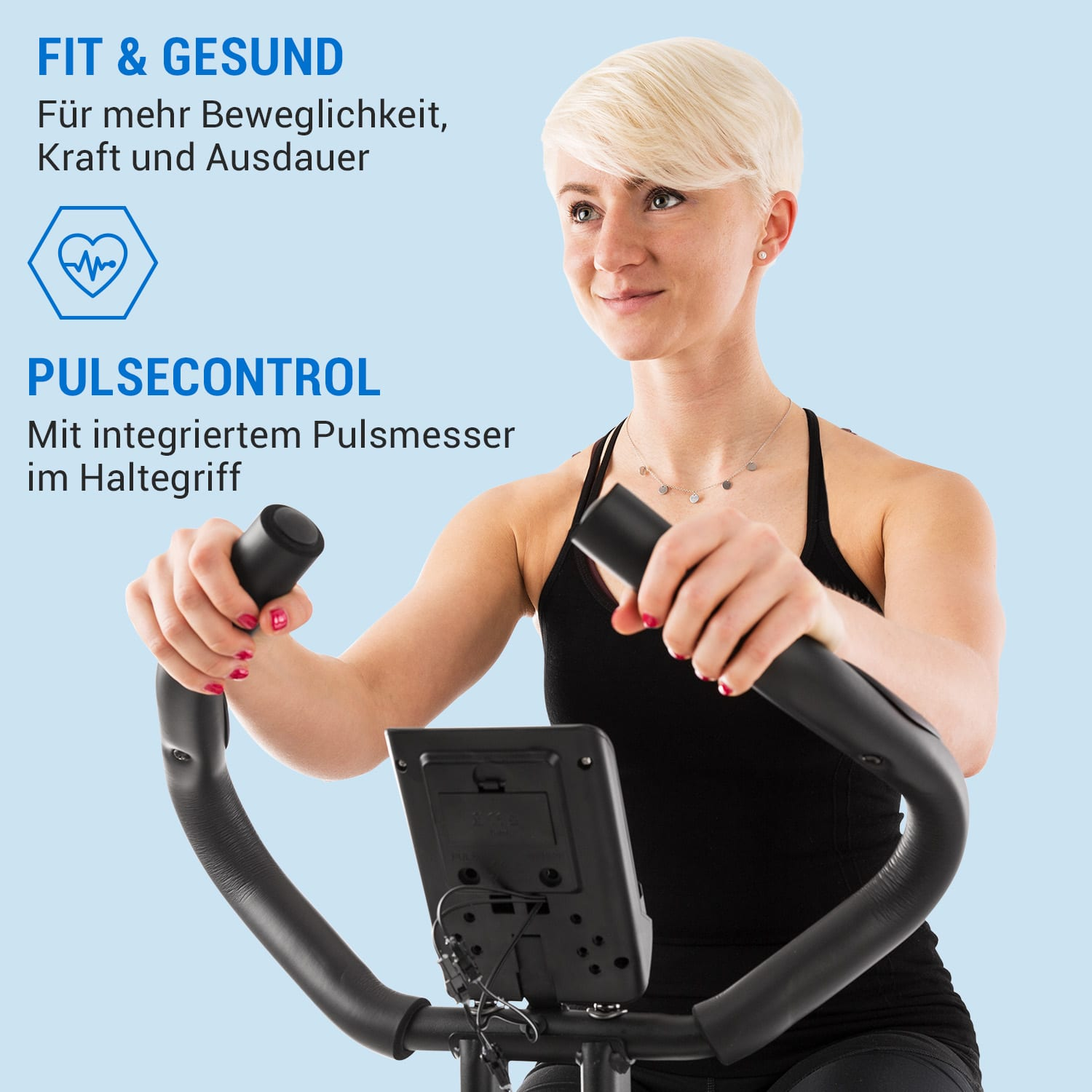 Frau auf einem Heimtrainer, hält Griffe. Text: PULSECONTROL und FIT & GESUND. Blauer Hintergrund.