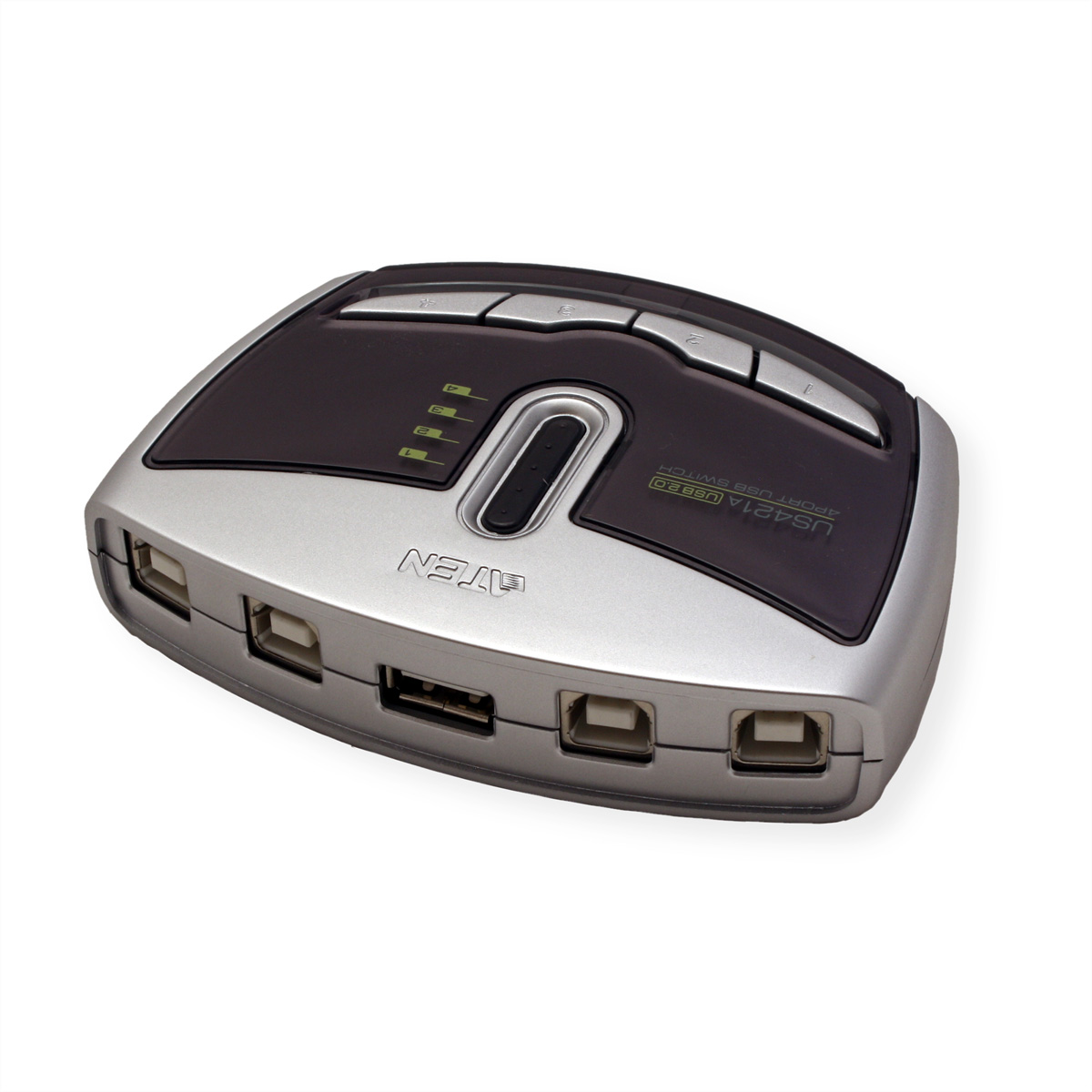 Zilveren en zwarte USB-switch met 4 poorten. Het heeft knoppen en lampjes. Witte achtergrond.