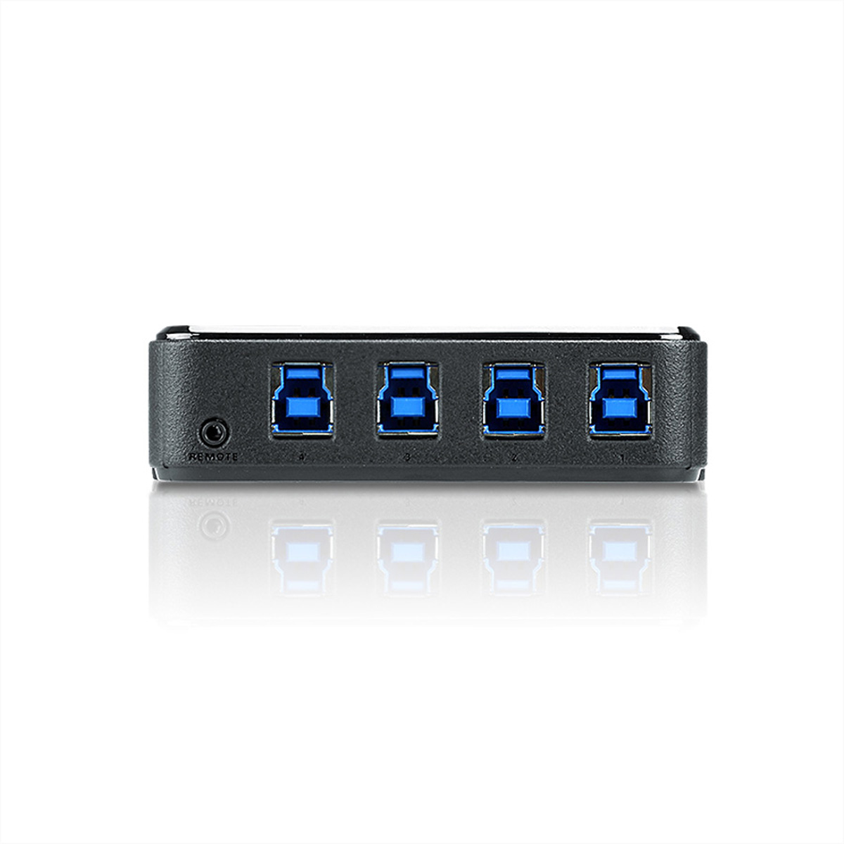 Zwarte USB-hub met vier blauwe USB-poorten, een aan/uit-knop en een reflectie.