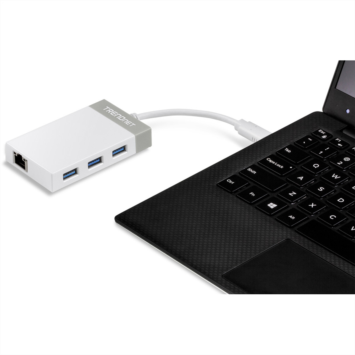 Ein weiß-grauer USB-Hub, der mit einem Laptop verbunden ist. Der Hub hat USB- und Ethernet-Anschlüsse.