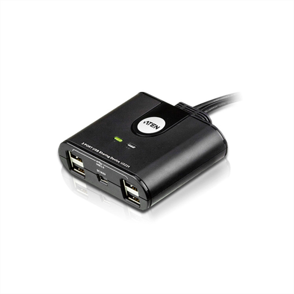 Schwarzes ATEN 2-Port USB-Sharing-Gerät. Es hat zwei USB-Anschlüsse und einen Gleichstromeingang. Auf weißem Hintergrund.