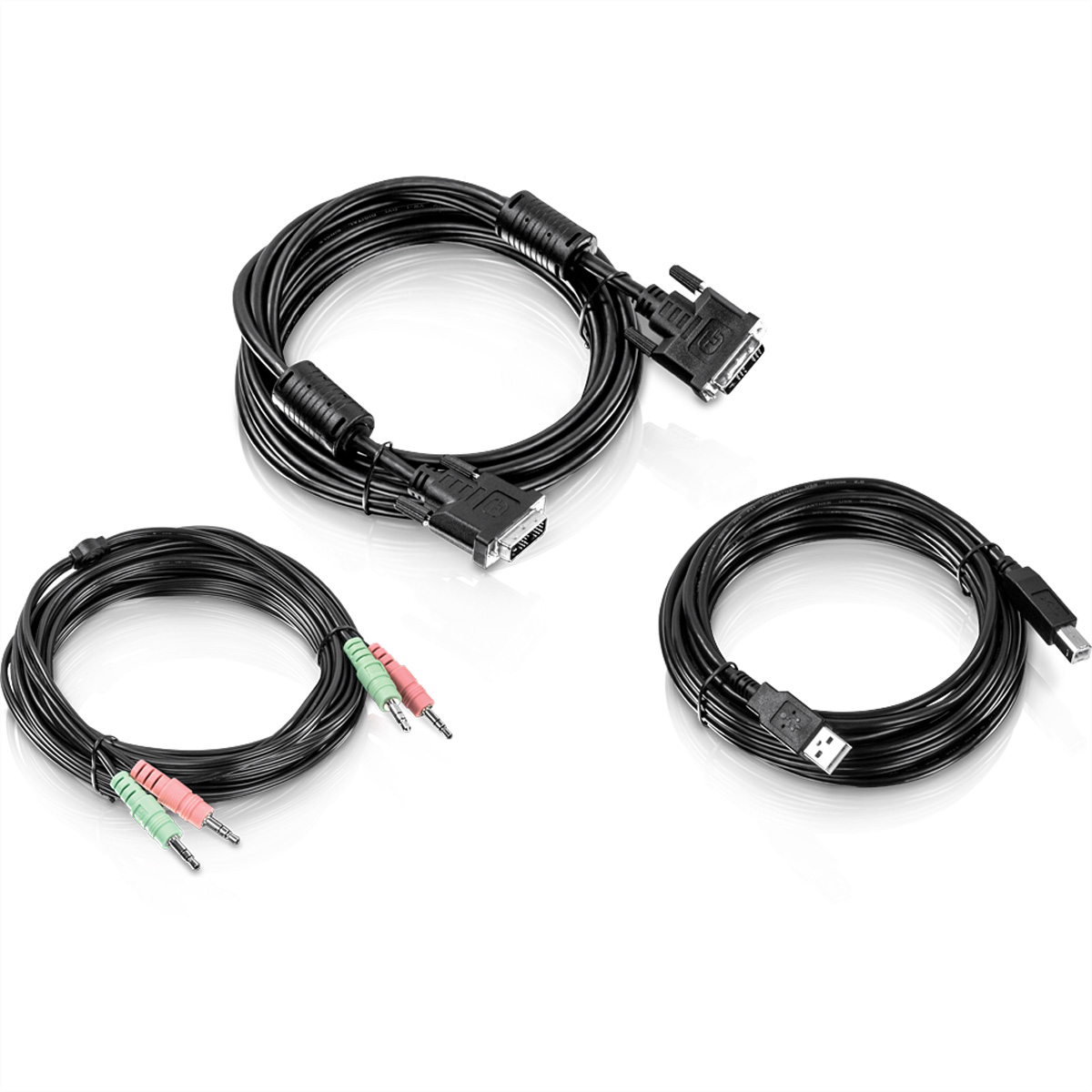 Schwarze Kabel mit Steckern. Weißer Hintergrund.