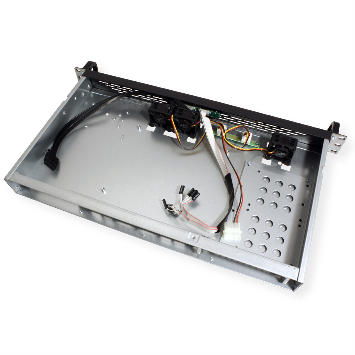 Binnenkant van een serverrack met ventilatoren en bedrading. Zilveren metalen basis, zwarte beugels. Witte achtergrond.