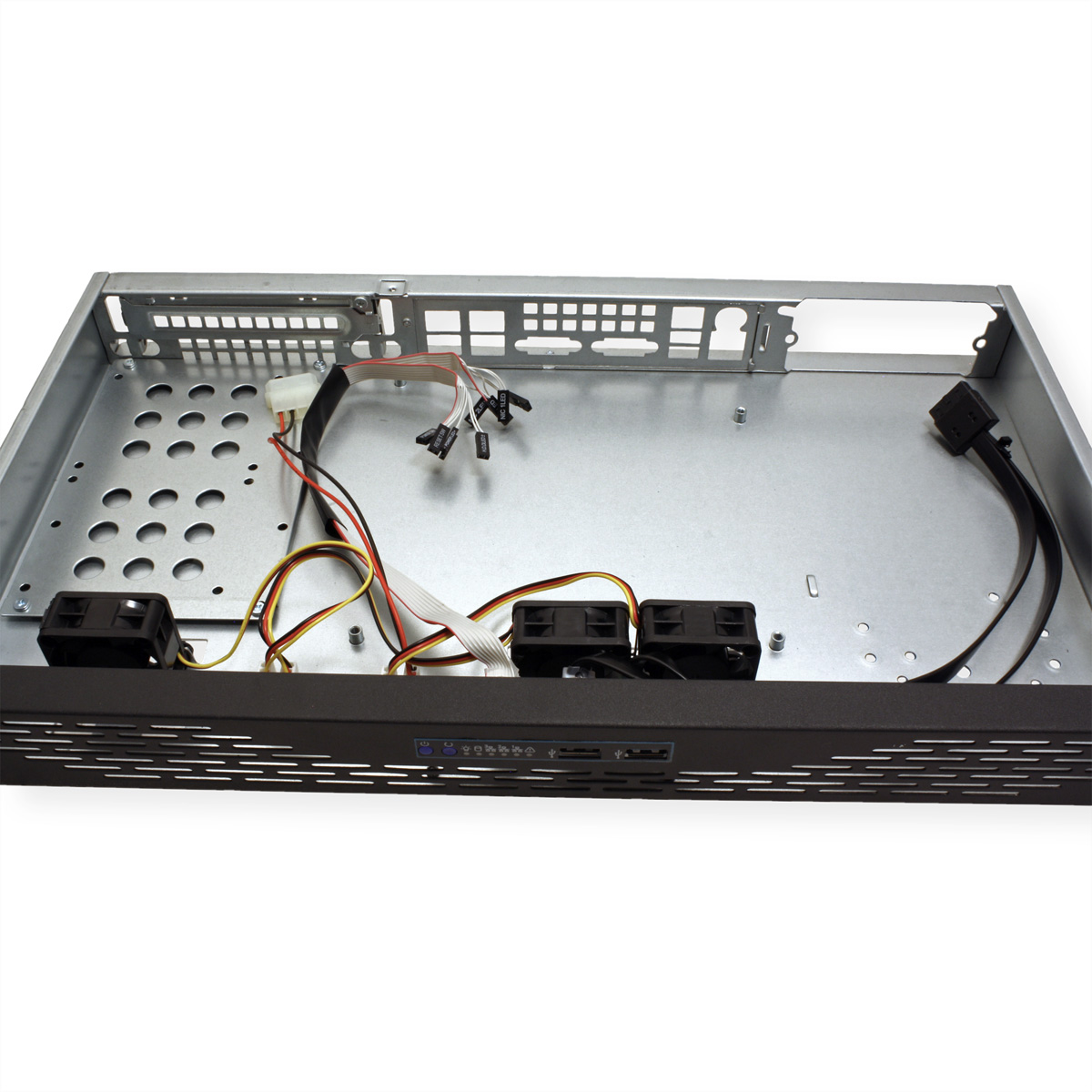 Binnenkant van een computerkast met draden, ventilatoren en zwart voorpaneel op wit.