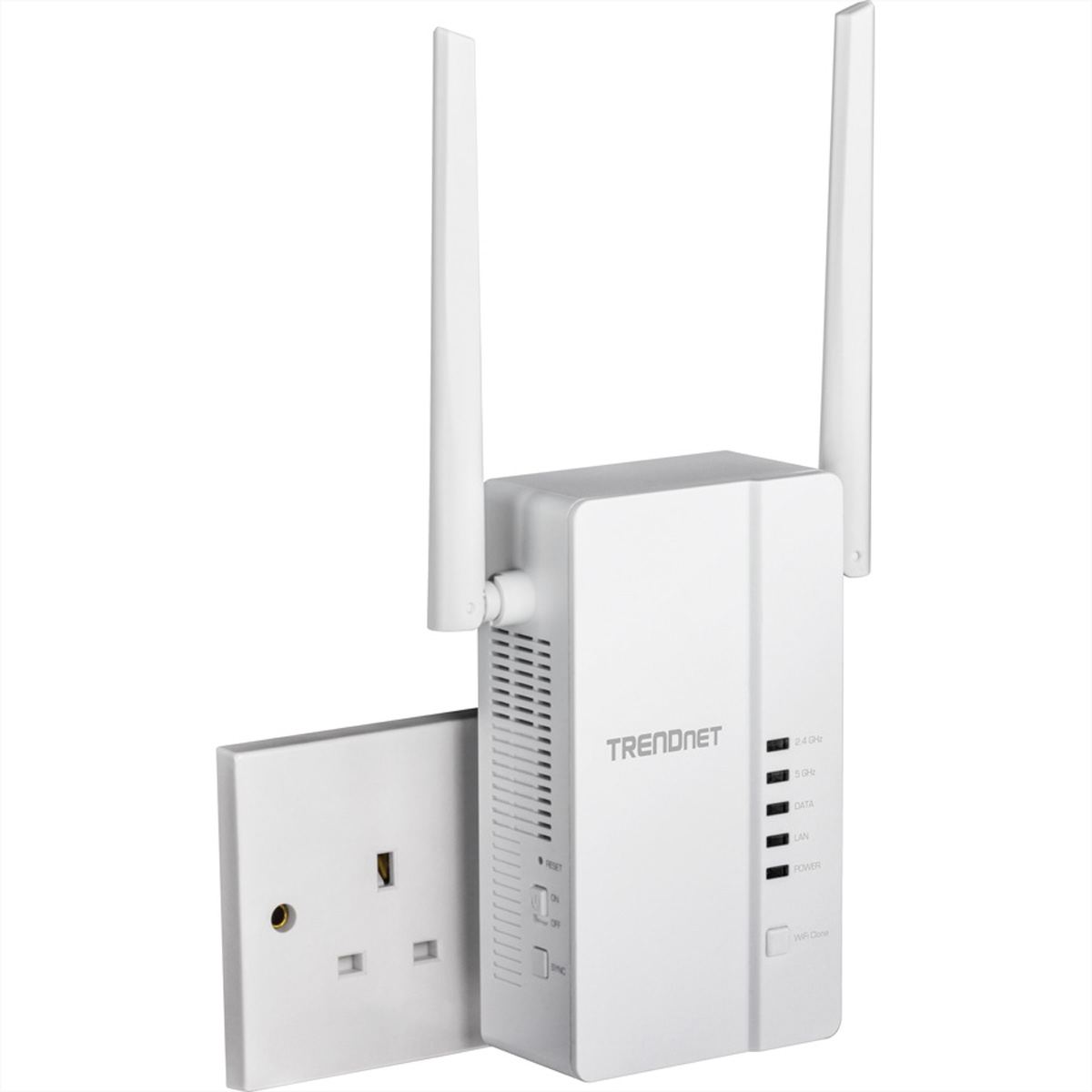 Biały wzmacniacz sygnału WiFi TRENDnet wpięty do gniazdka ściennego. Dwie anteny skierowane do góry.