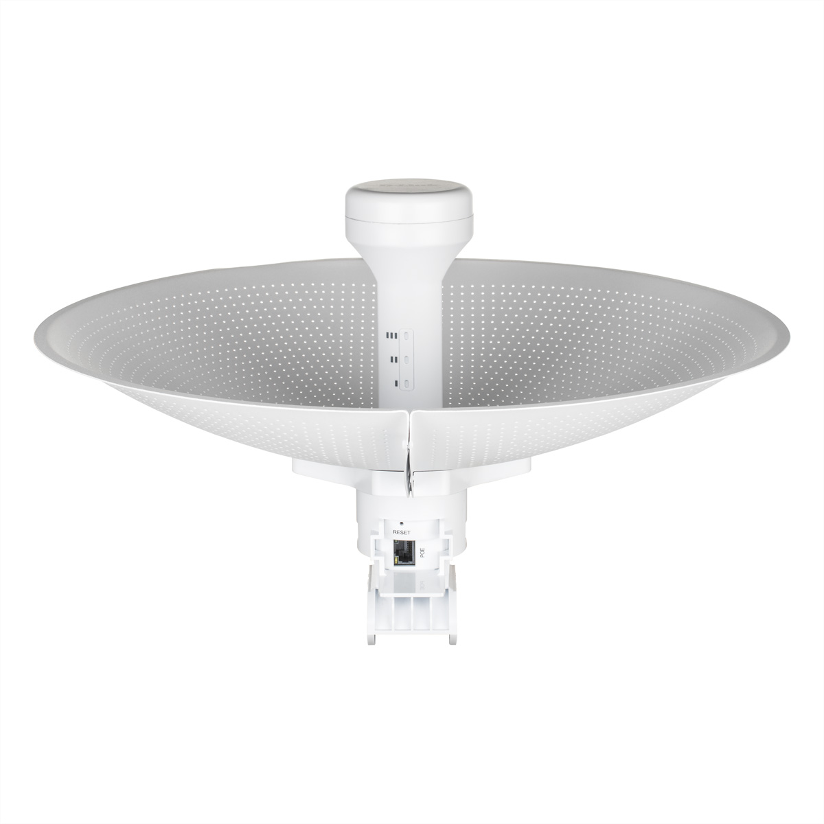 Antenne blanche avec une grande parabole et une petite antenne. Fond blanc. Surface perforée.
