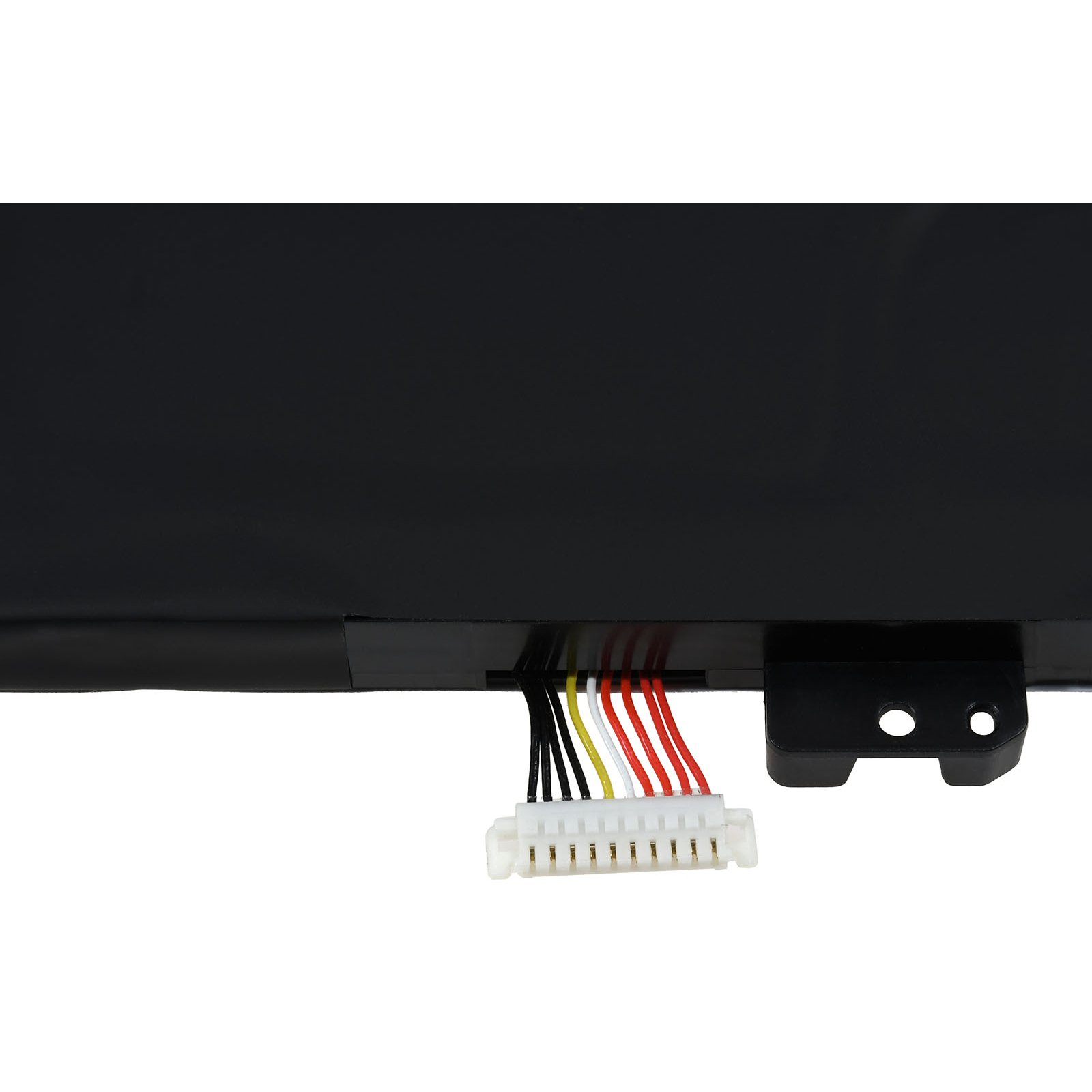 Nahaufnahme einer schwarzen Batterie. Drähte mit verschiedenen Farben sind mit einem weißen Stecker verbunden.