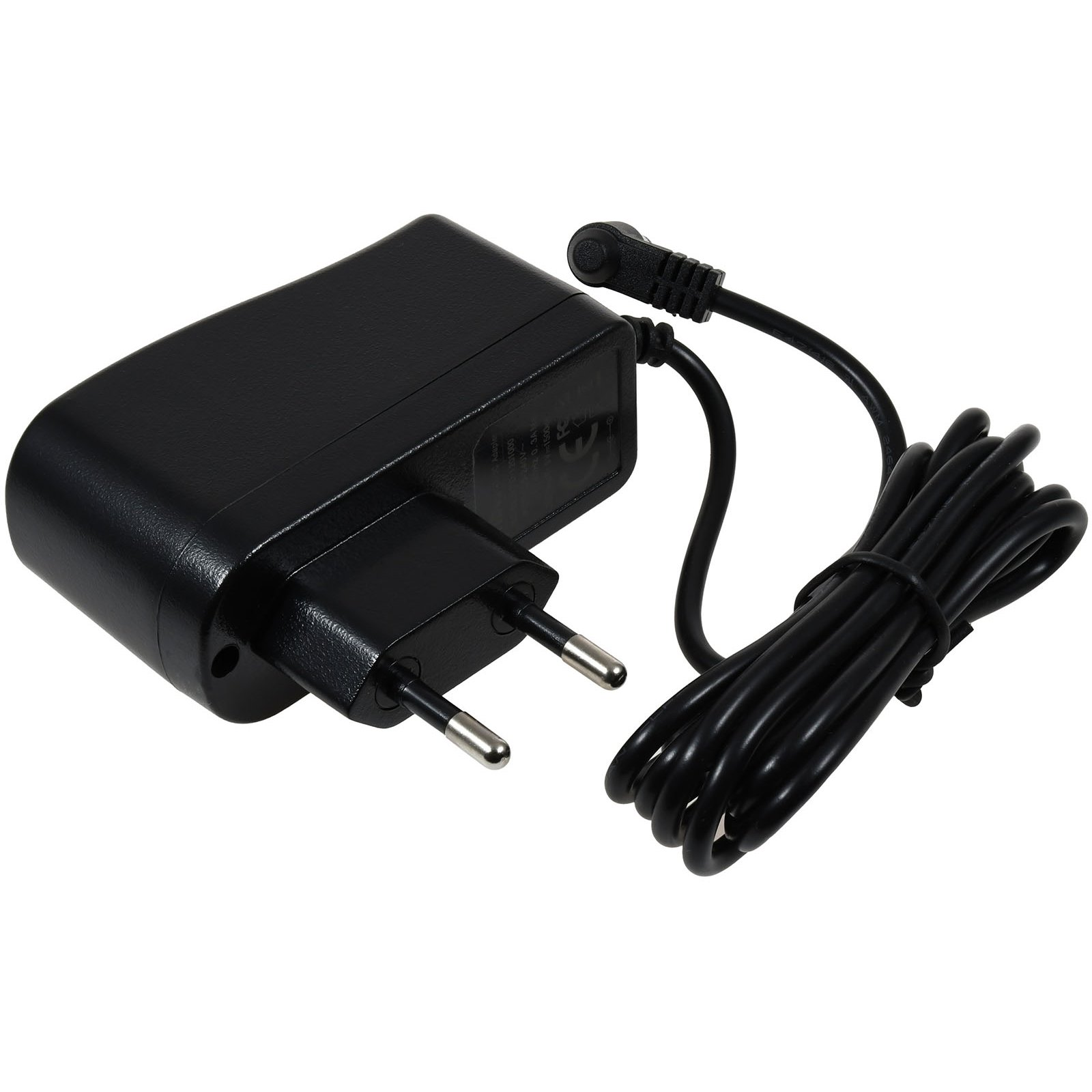 Schwarzes AC-Netzteil mit Kabel auf weißem Hintergrund.