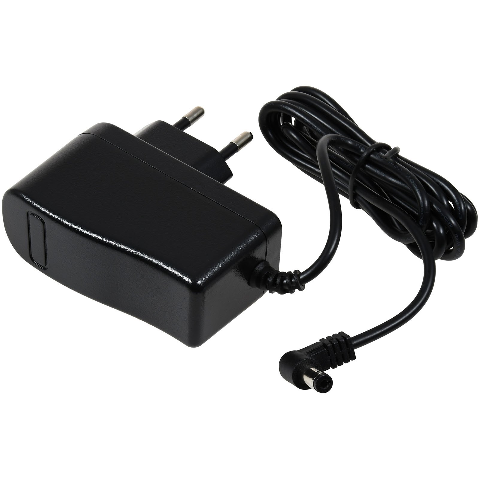 Schwarzes Netzteil mit Stecker und Kabel auf weißem Hintergrund.