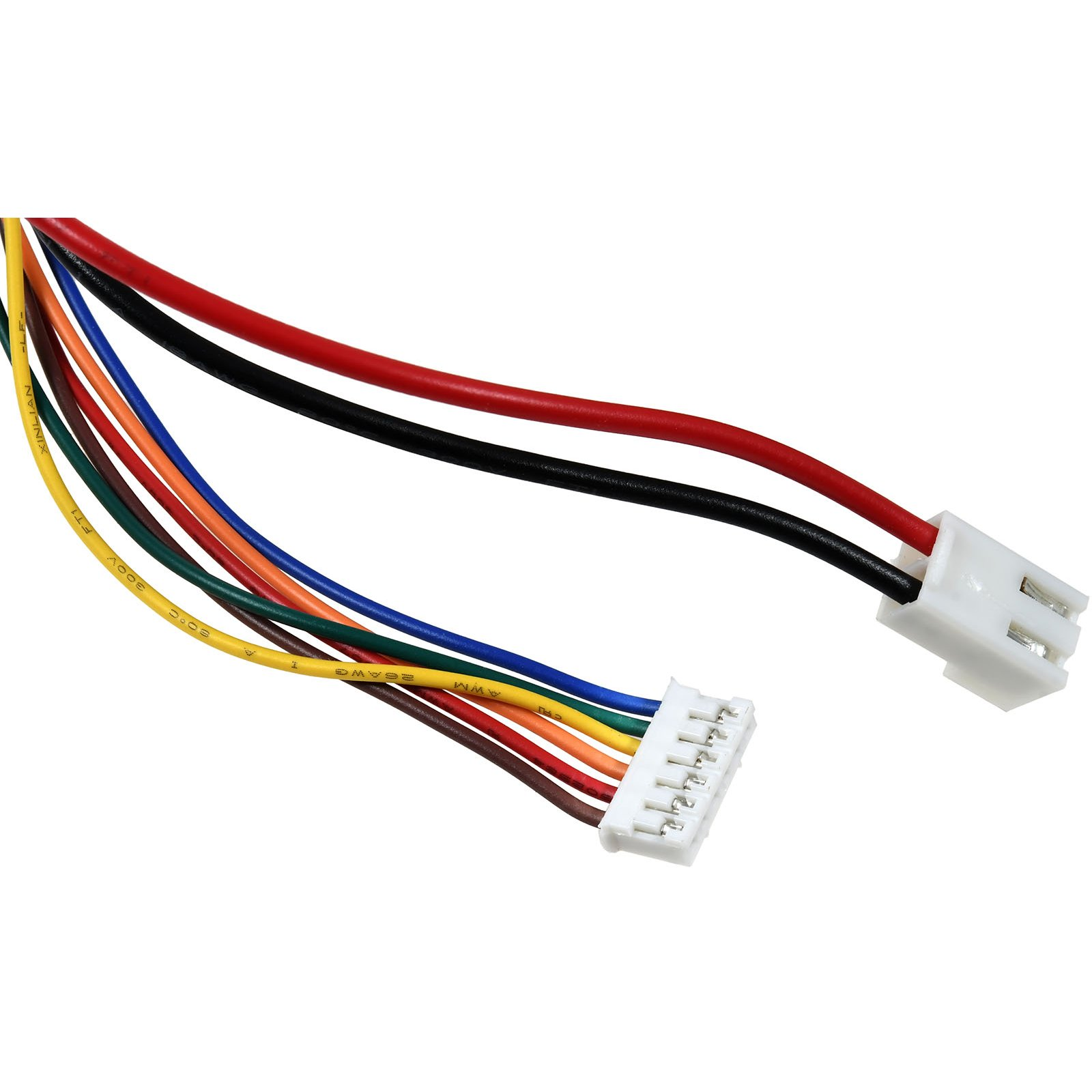 Nahaufnahme von bunten Elektrokabeln mit Steckern. Drähte sind rot, schwarz, orange, gelb und braun.