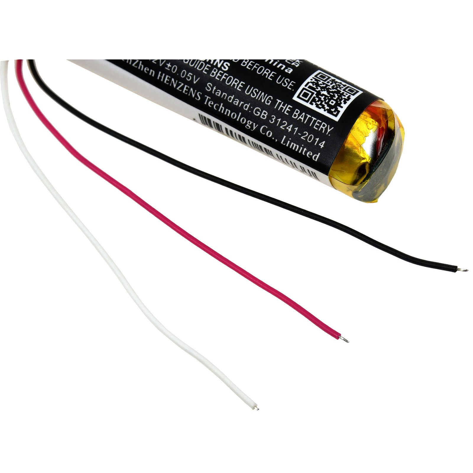 Weiße, rosa und schwarze Drähte, die von einer Batterie ausgehen, Nahaufnahme.