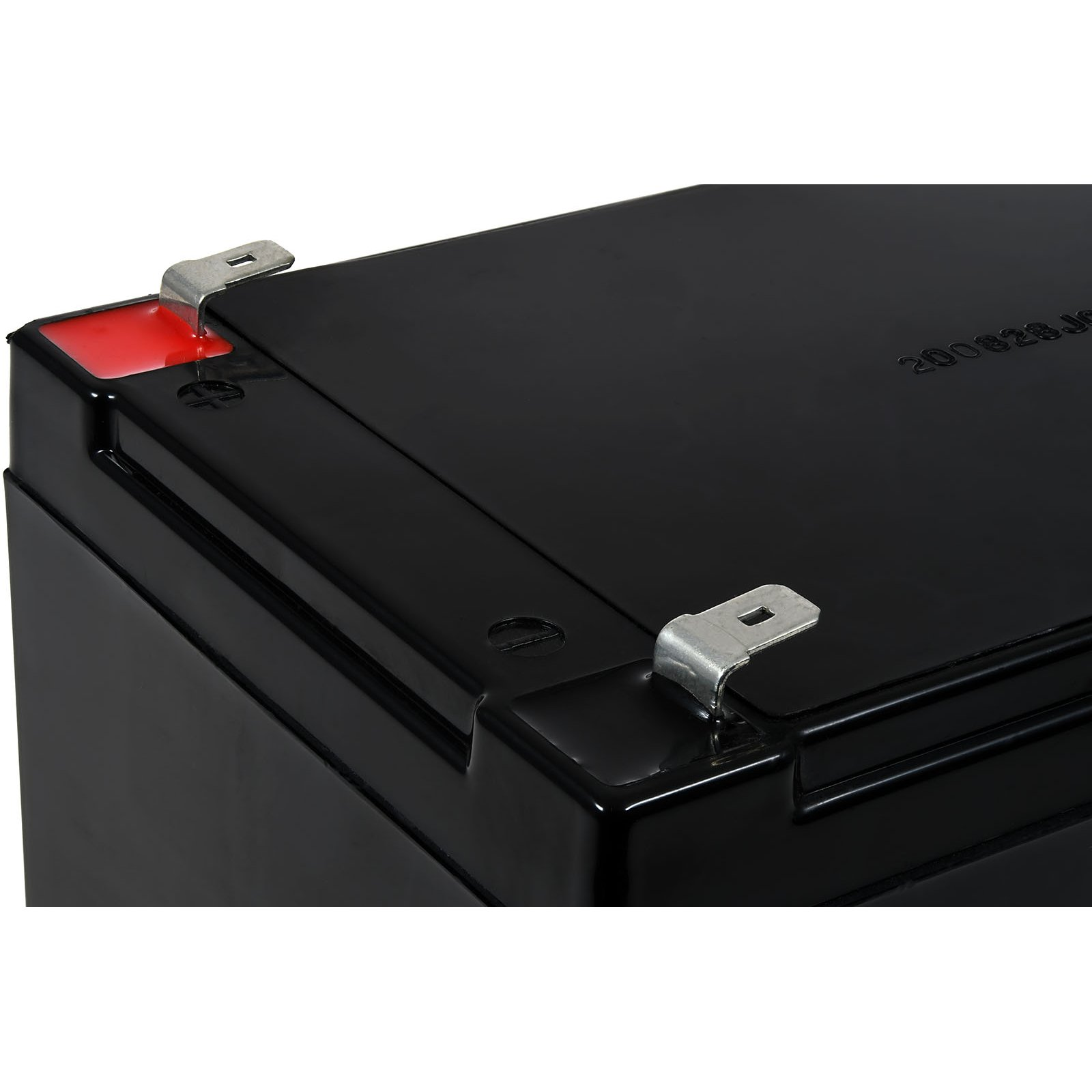 Schwarze rechteckige Batterie mit roten und silbernen Anschlüssen. Draufsicht, weißer Hintergrund.