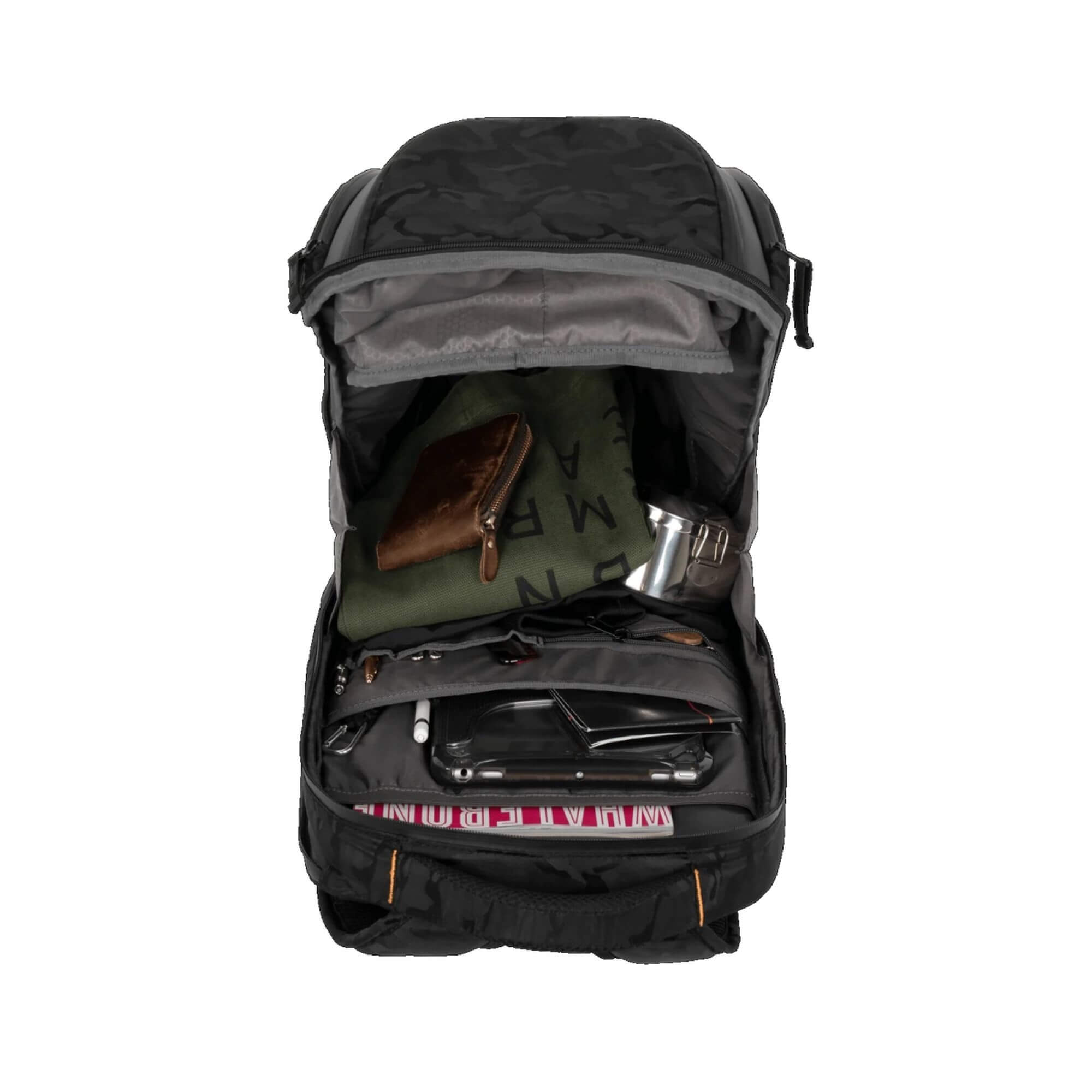 Offener schwarzer Rucksack, zeigt Inhalt: Brieftasche, grüne Tasche, Metallbecher und andere.