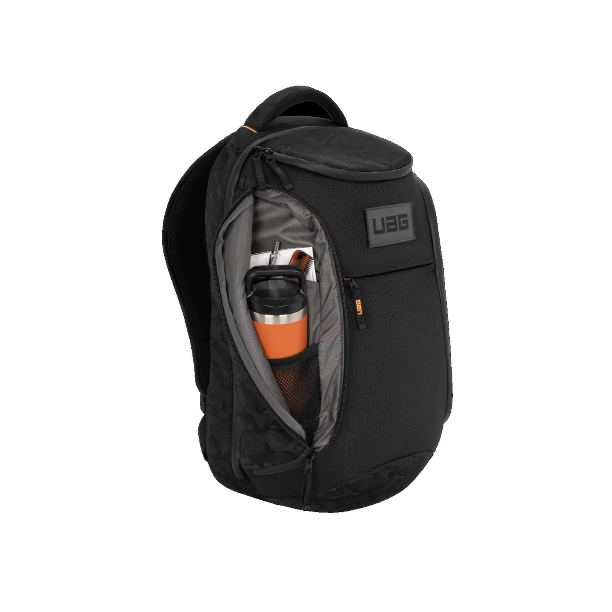 Schwarzer Rucksack mit einer orangefarbenen Wasserflasche in einer Seitentasche. Mit schwarzem UAG-Label.