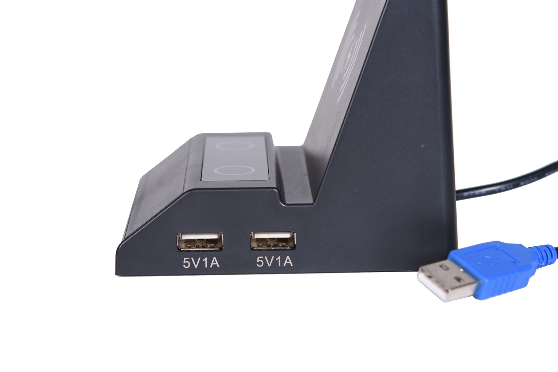 Eine schwarze Ladestation mit USB-Anschlüssen und einem blauen USB-Kabel, weißer Hintergrund.