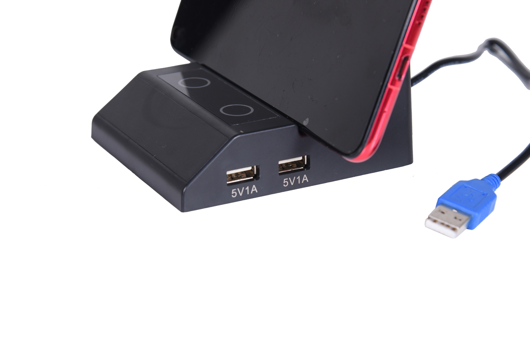 Schwarze Ladestation mit Telefon, USB-Anschlüssen und blauem USB-Kabel.
