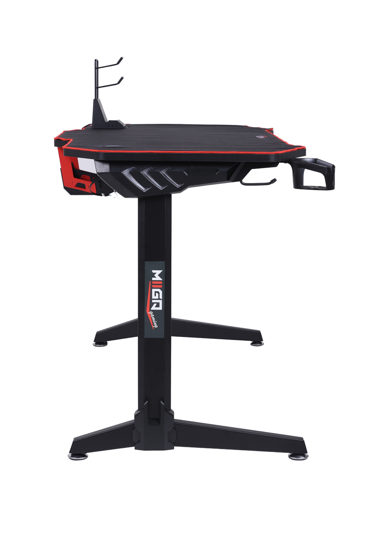 Ein schwarzer und roter Gaming-Schreibtisch mit Ständer und Haken, aus niedriger Perspektive vor weißem Hintergrund.