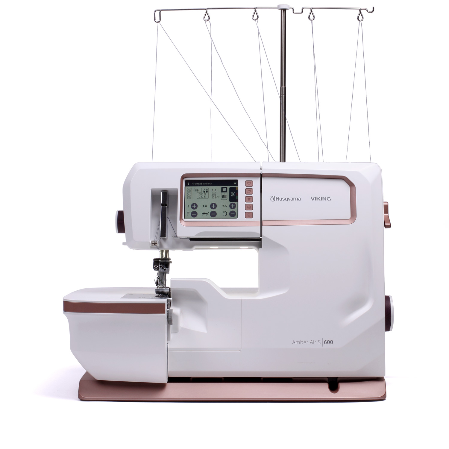 Macchina da cucire Husqvarna Viking bianca, fili visibili sopra. Accenti color rame e pannello display.