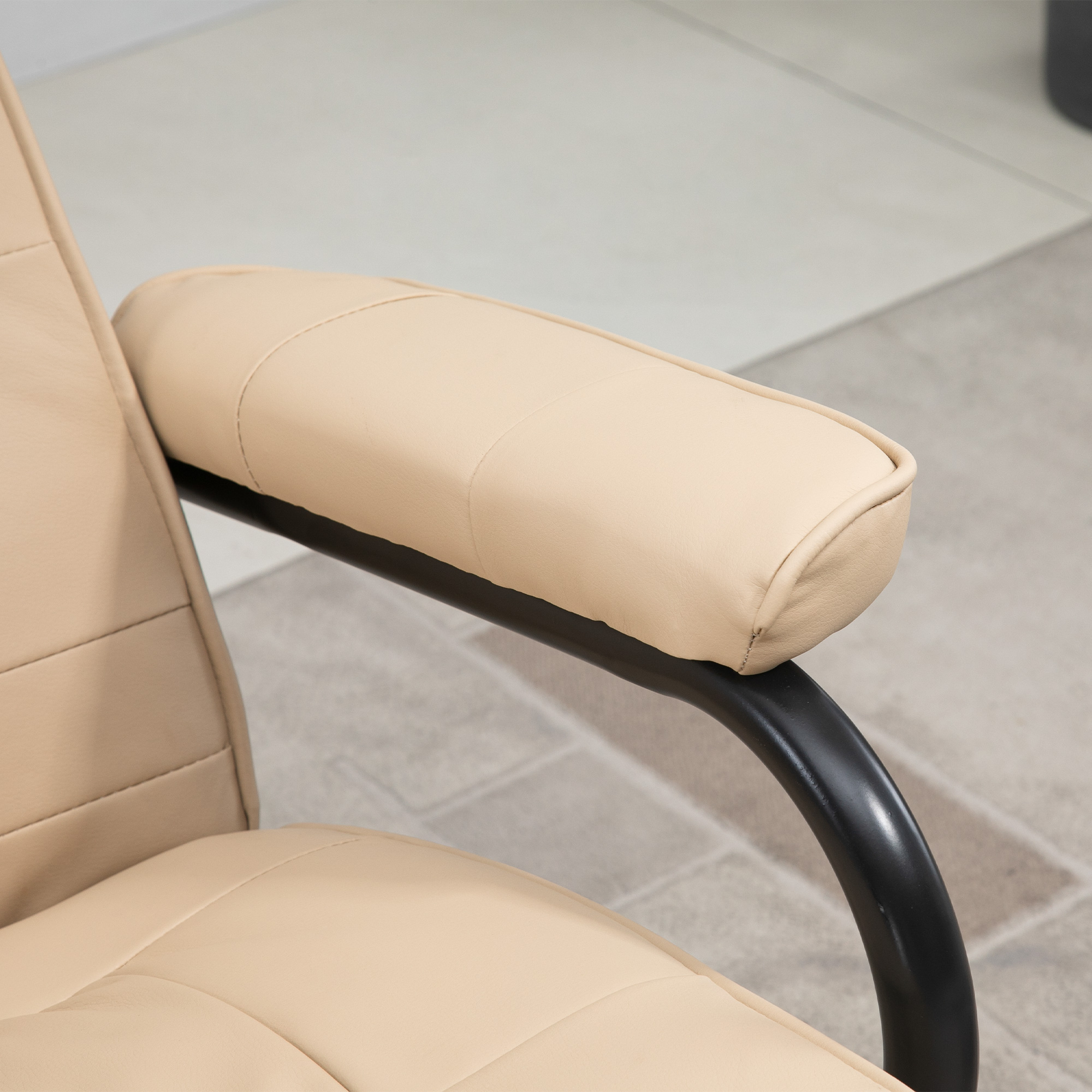 Un bracciolo di una sedia da ufficio beige, con un supporto nero.
