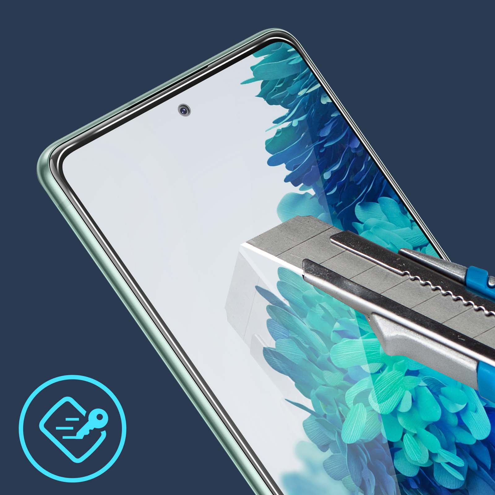 Pellicola protettiva per schermo del telefono con un coltello che taglia sopra. Sfondo blu e verde.
