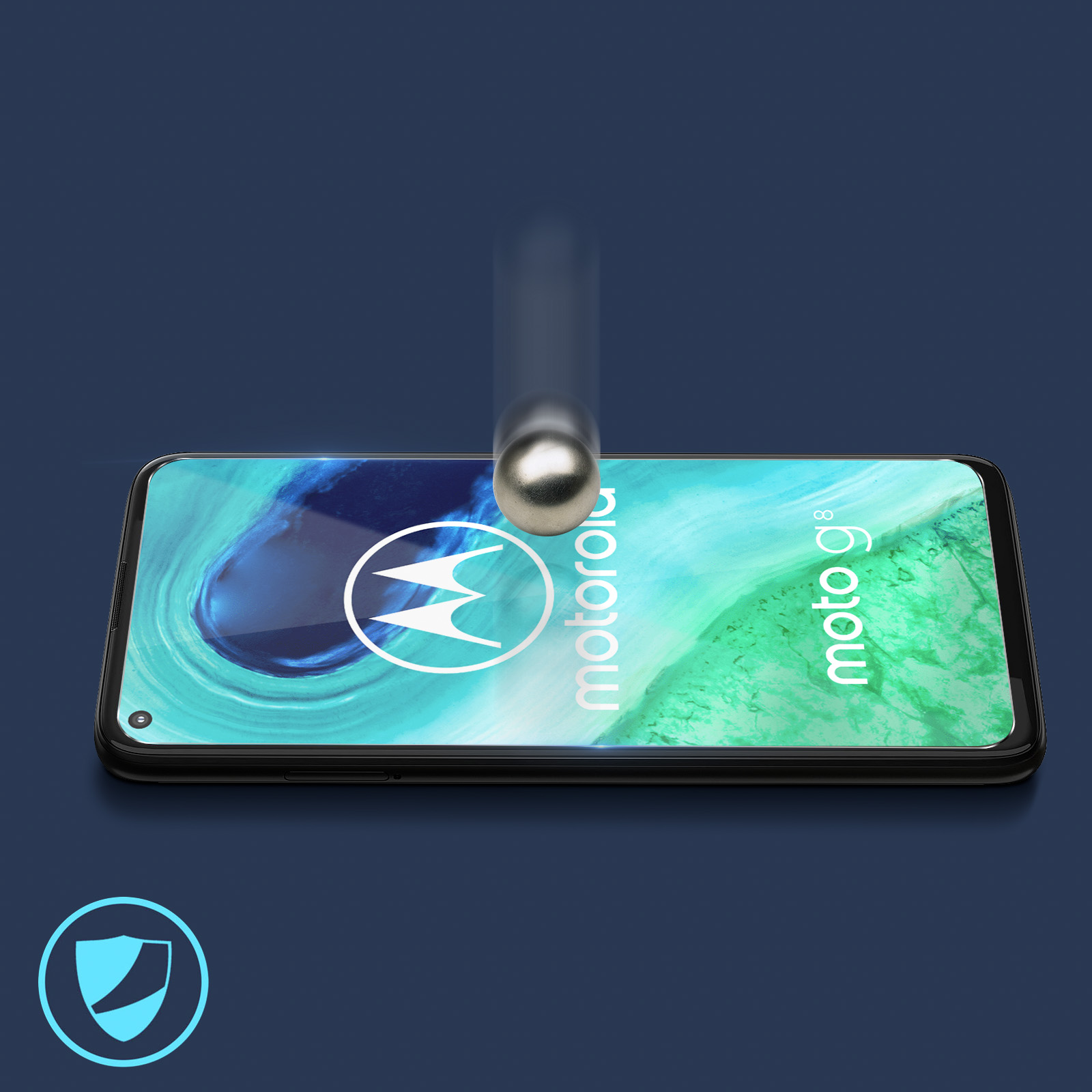 Un telefono con protezione schermo. Una palla di metallo sta cadendo sullo schermo. Lo sfondo è blu scuro.