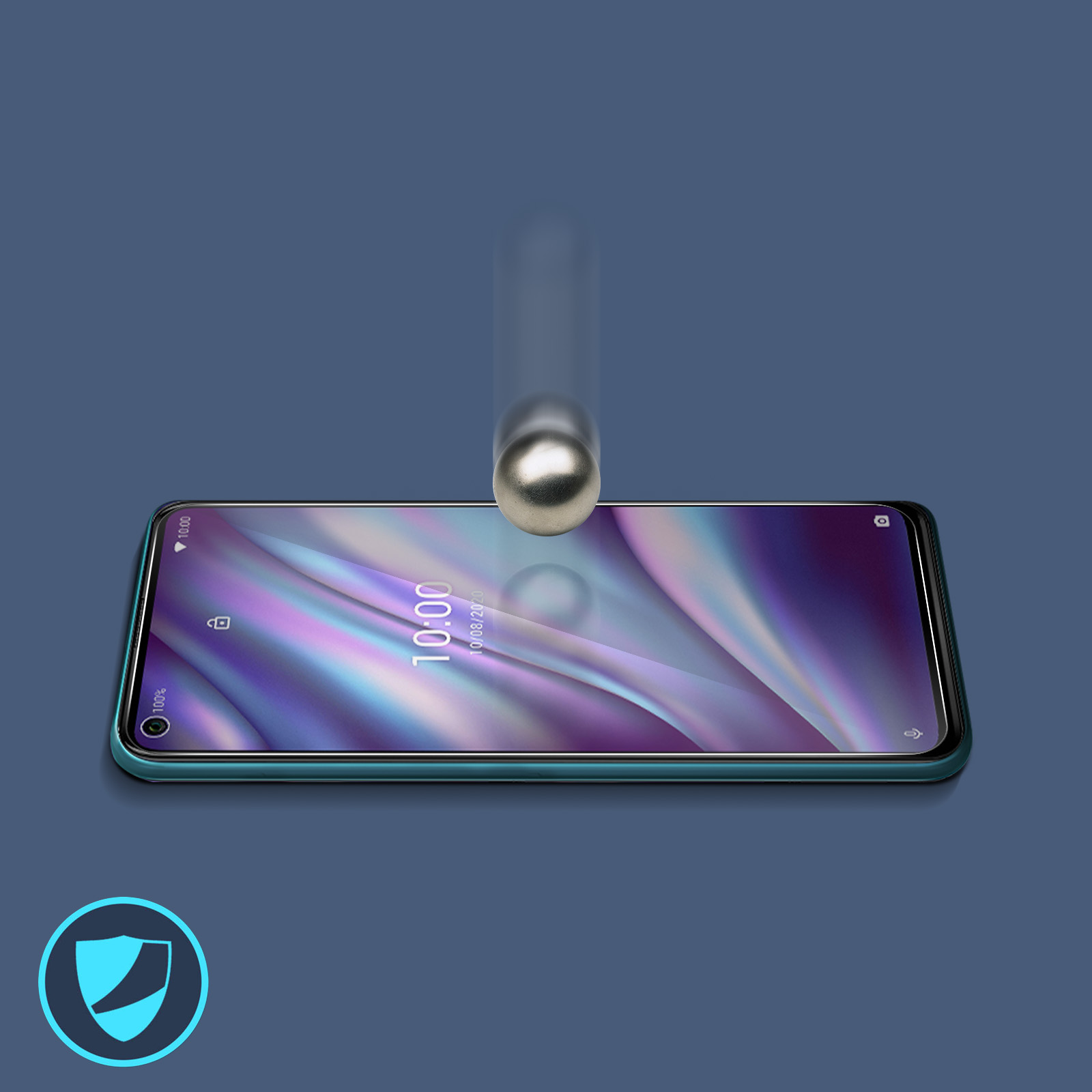 Un telefono con protezione schermo, una sfera metallica che cade verso di esso su sfondo blu.