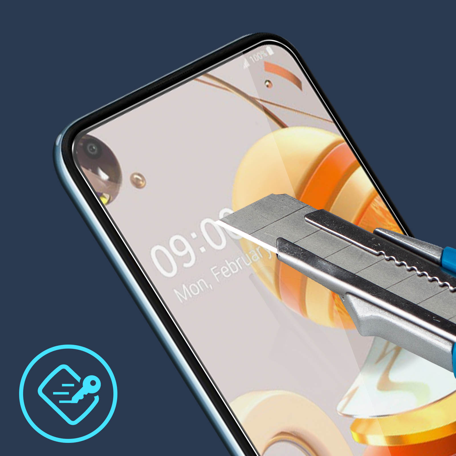 Una persona sta usando un taglierino sullo schermo di un telefono, testando la protezione.