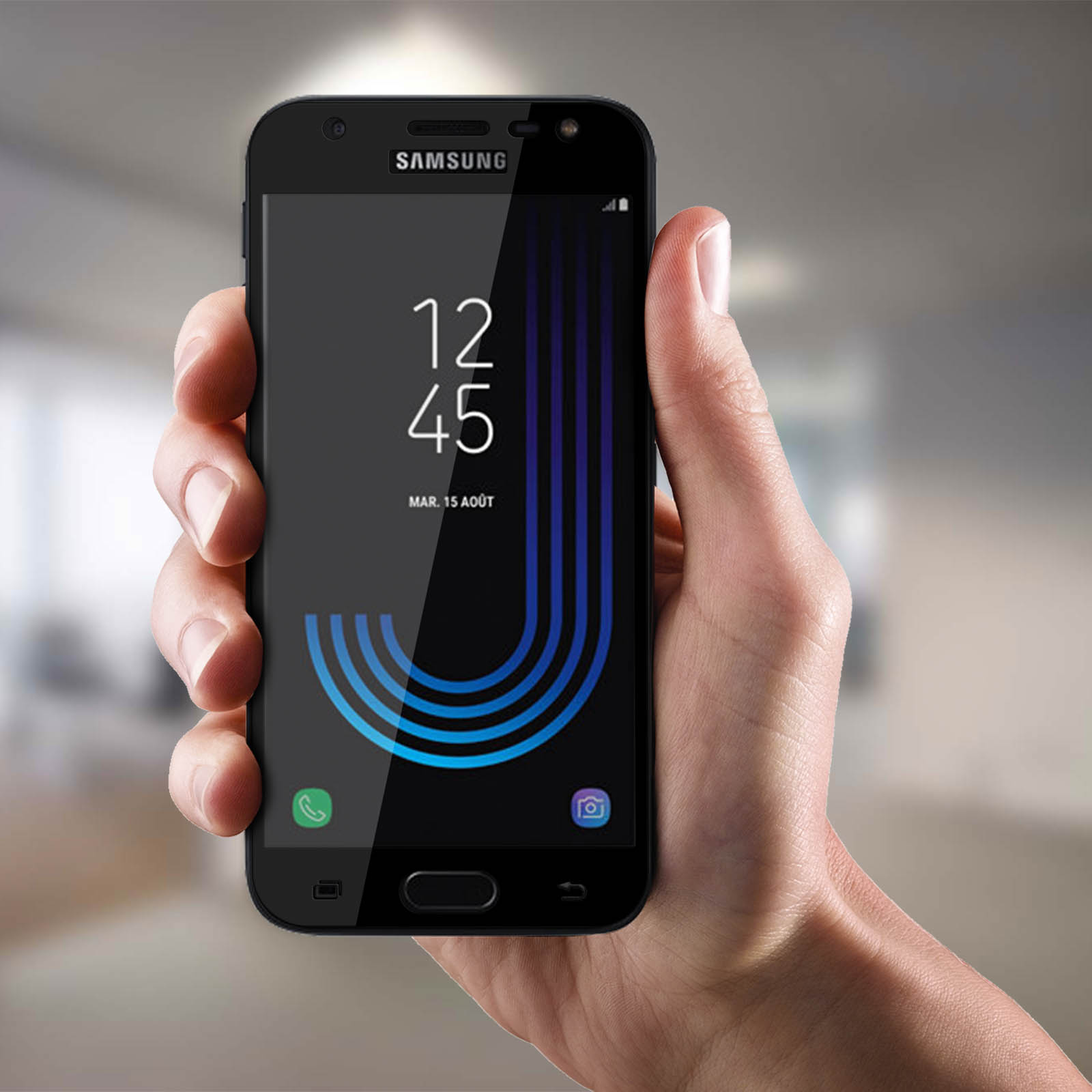 Mano che tiene un telefono nero. Schermo mostra l'ora. Mano e telefono a fuoco.