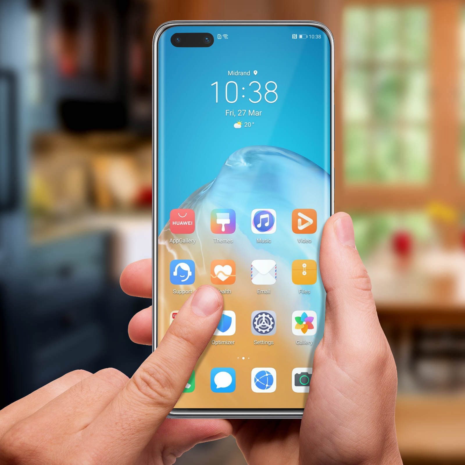 Mano che tiene uno smartphone che mostra ora, meteo e icone delle app. Il dito tocca lo schermo.