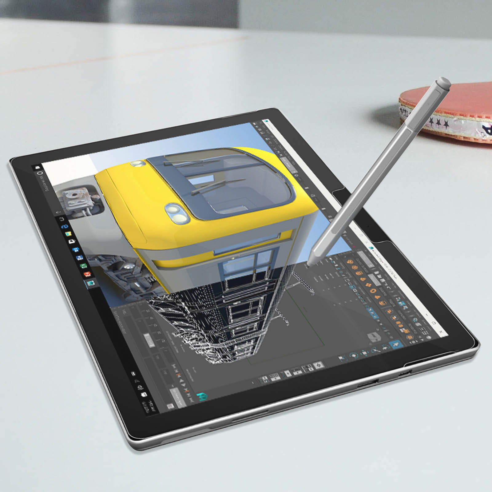 Tablet con stilo. Lo schermo mostra un modello di autobus giallo in un programma di progettazione 3D.