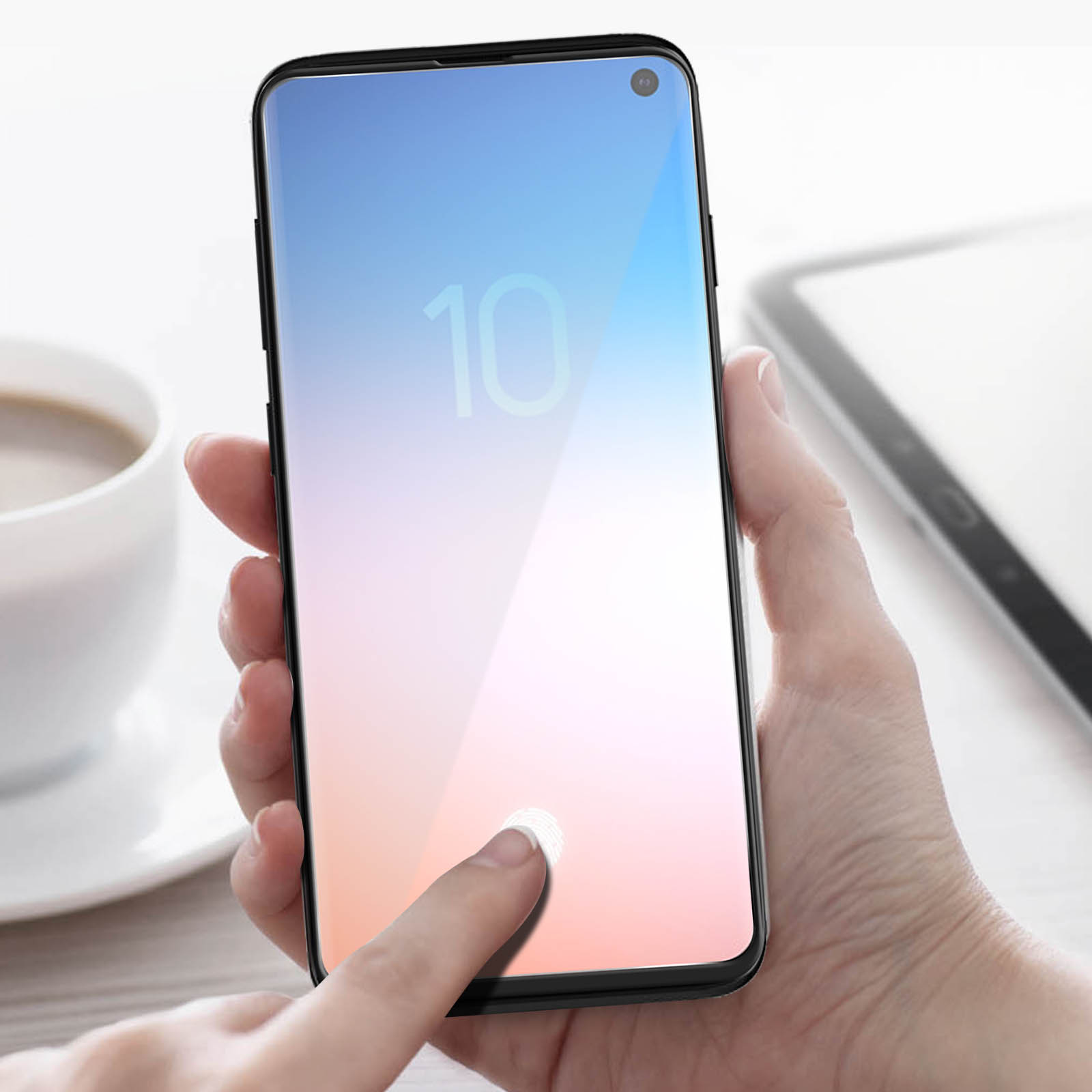 Una mano tocca un telefono. Lo schermo mostra il numero 10. Una tazza di caffè accanto al telefono.