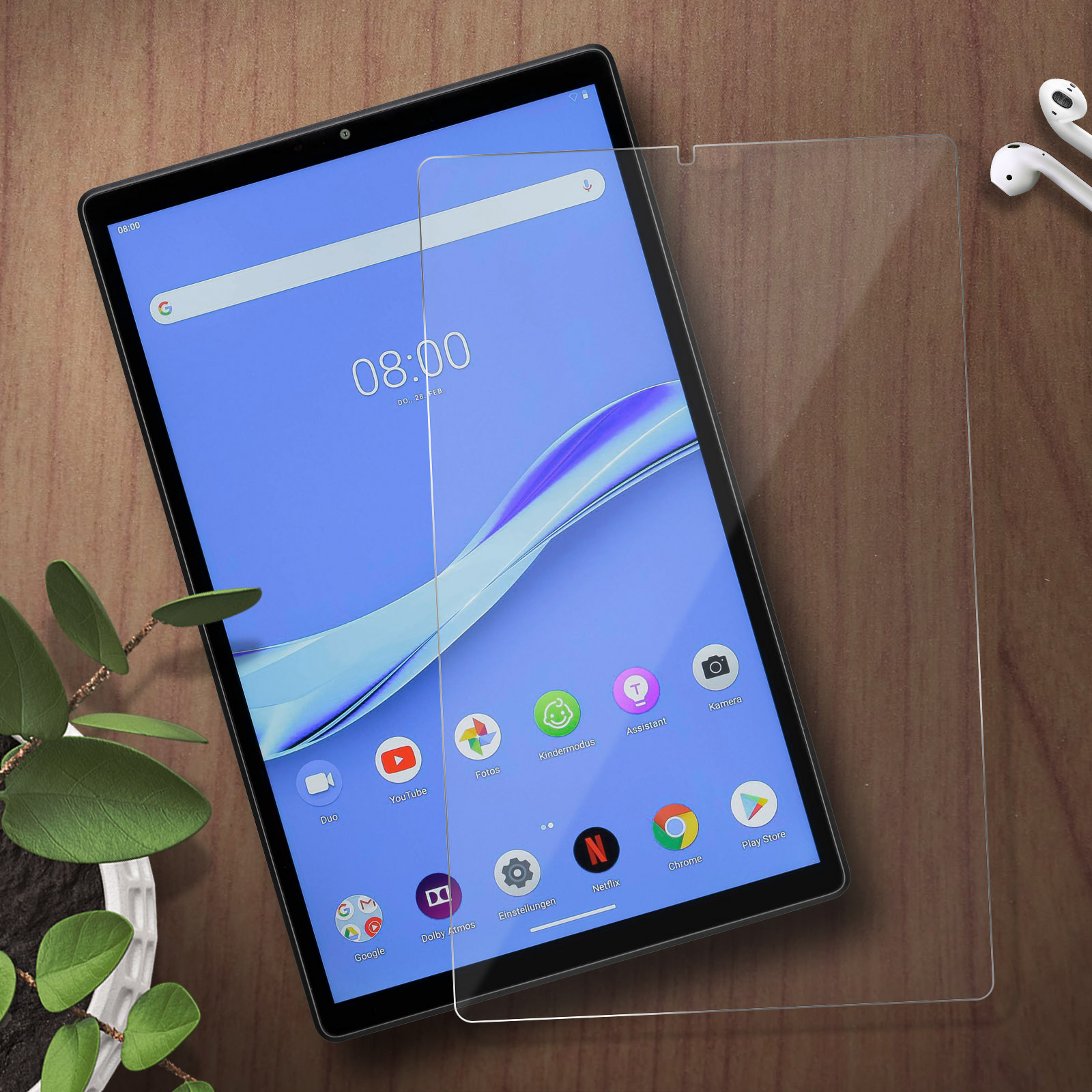 Tablet con proteggi schermo e sfondo in legno. Lo schermo mostra l'orologio e le icone delle app.