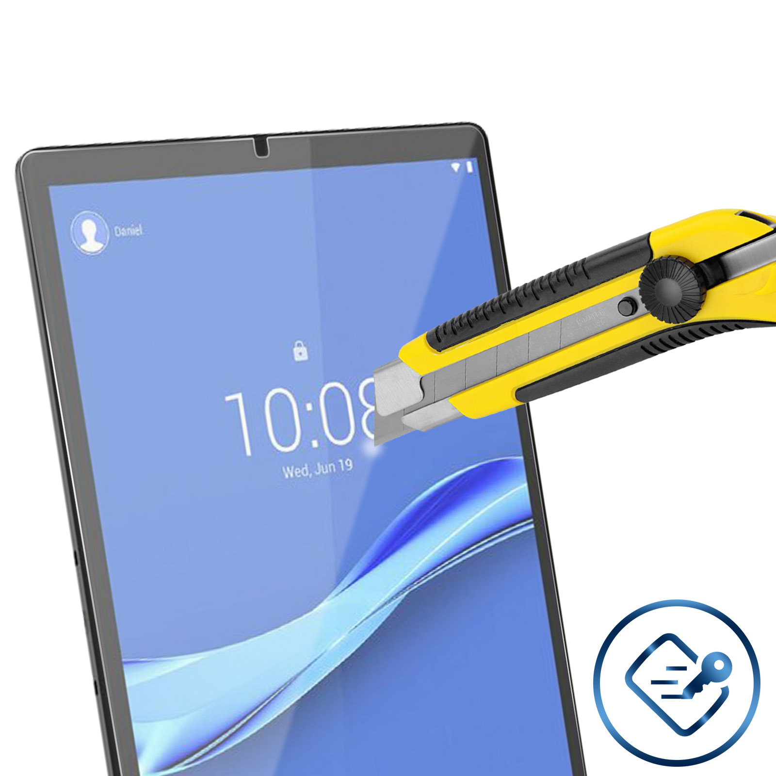 Tablet con ora sullo schermo, un taglierino giallo taglia lo schermo, e un simbolo di chiave è visibile.