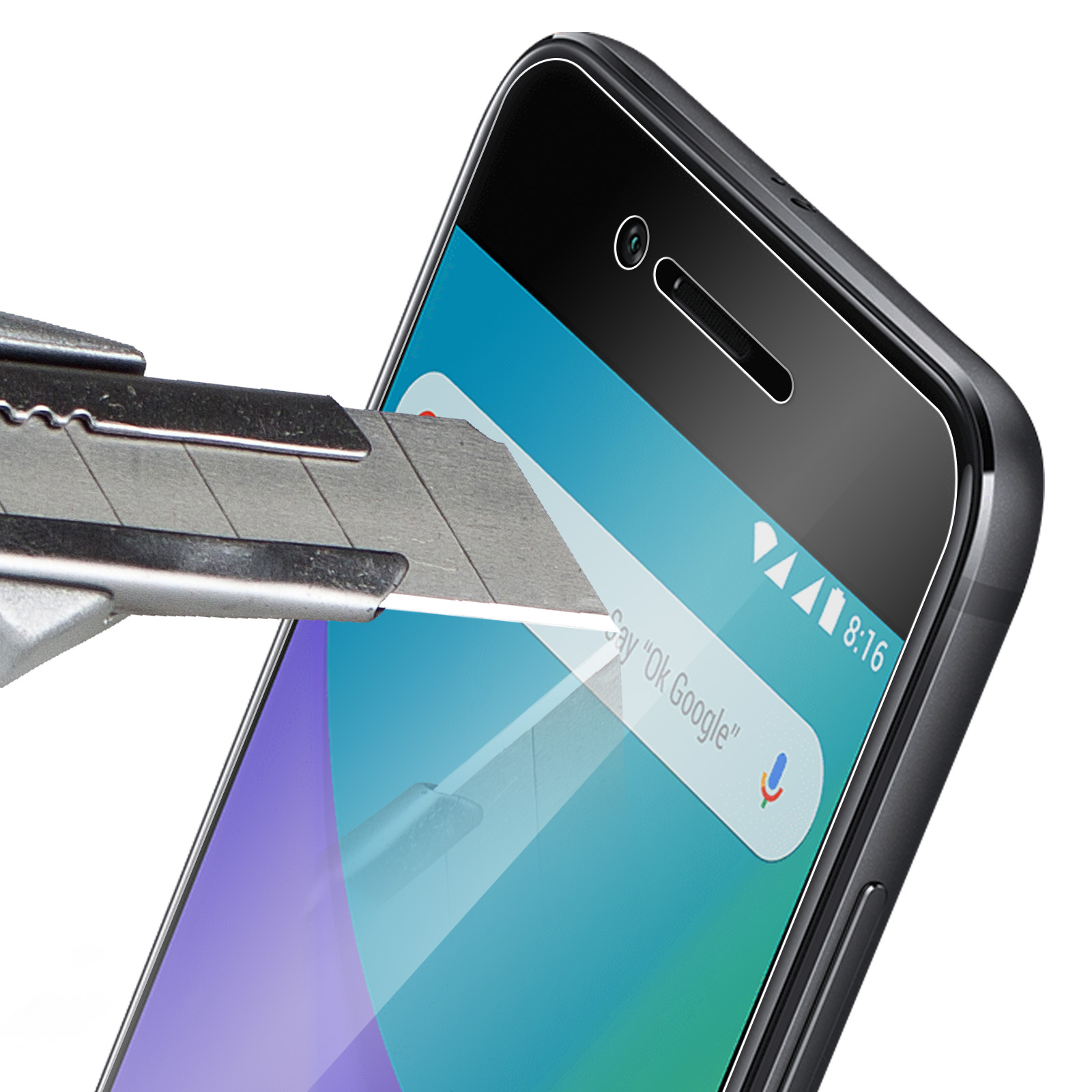 Pantalla de teléfono siendo probada con un cuchillo, mostrando un protector de pantalla claro.