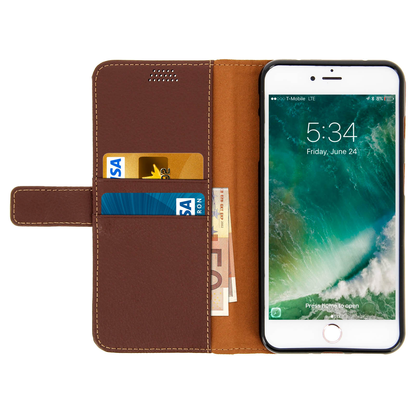 Telefono in una custodia marrone, con carte e denaro. Sfondo bianco.