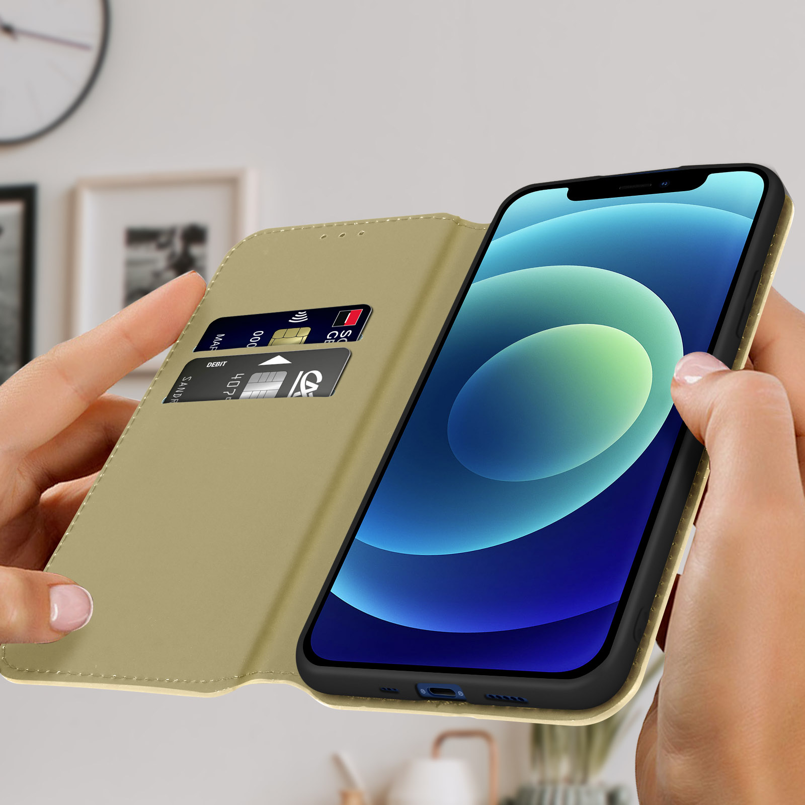 Handen houden een telefoon in een portemonnee-hoes, open om een scherm en creditcards te laten zien.