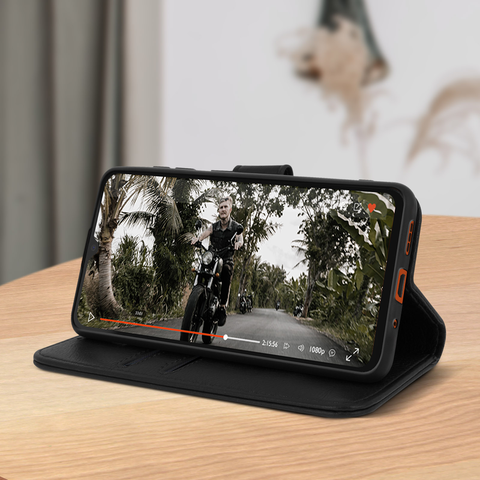 Een telefoon die een video op een standaard afspeelt. Een tropische weg is op het scherm te zien.