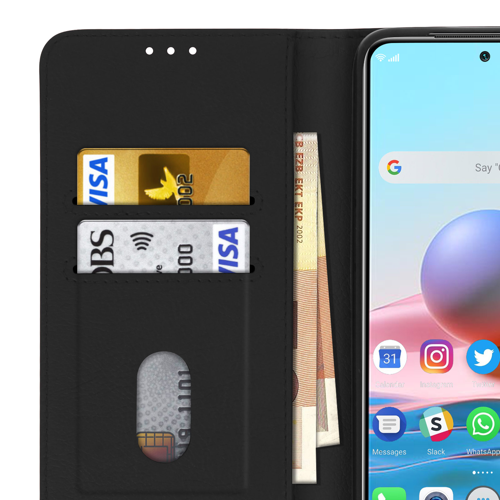 Custodia nera per telefono con carte e denaro. Schermo del telefono visibile. Sfondo sfocato.