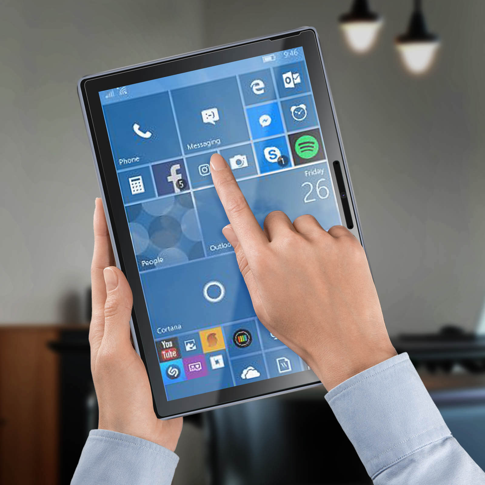 Un tablet mostra un'interfaccia Windows. Un dito tocca lo schermo. Le app sono visibili.