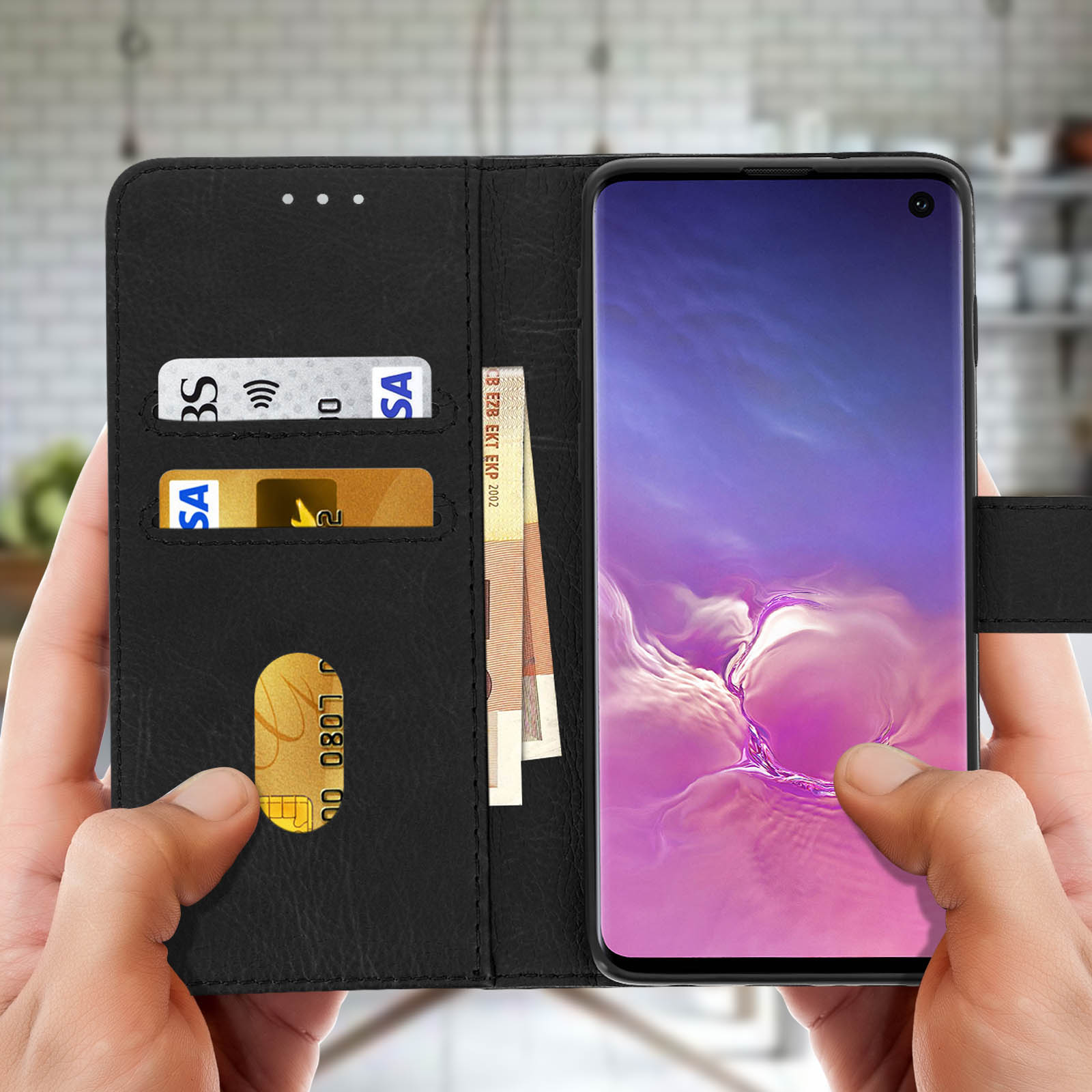 Custodia per telefono nera aperta con carte e denaro all'interno. Mani che la tengono. Sfondo bianco.