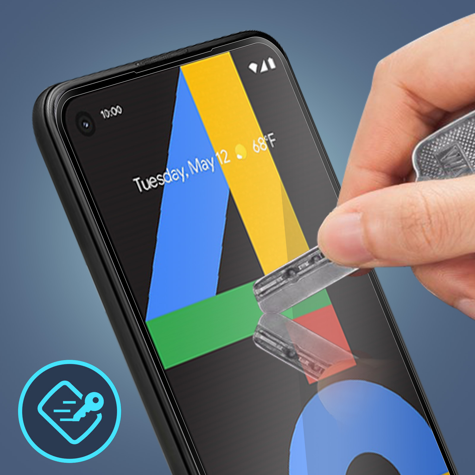 Mano che applica una protezione schermo a un telefono, che mostra data e temperatura. Icona di sicurezza visibile.