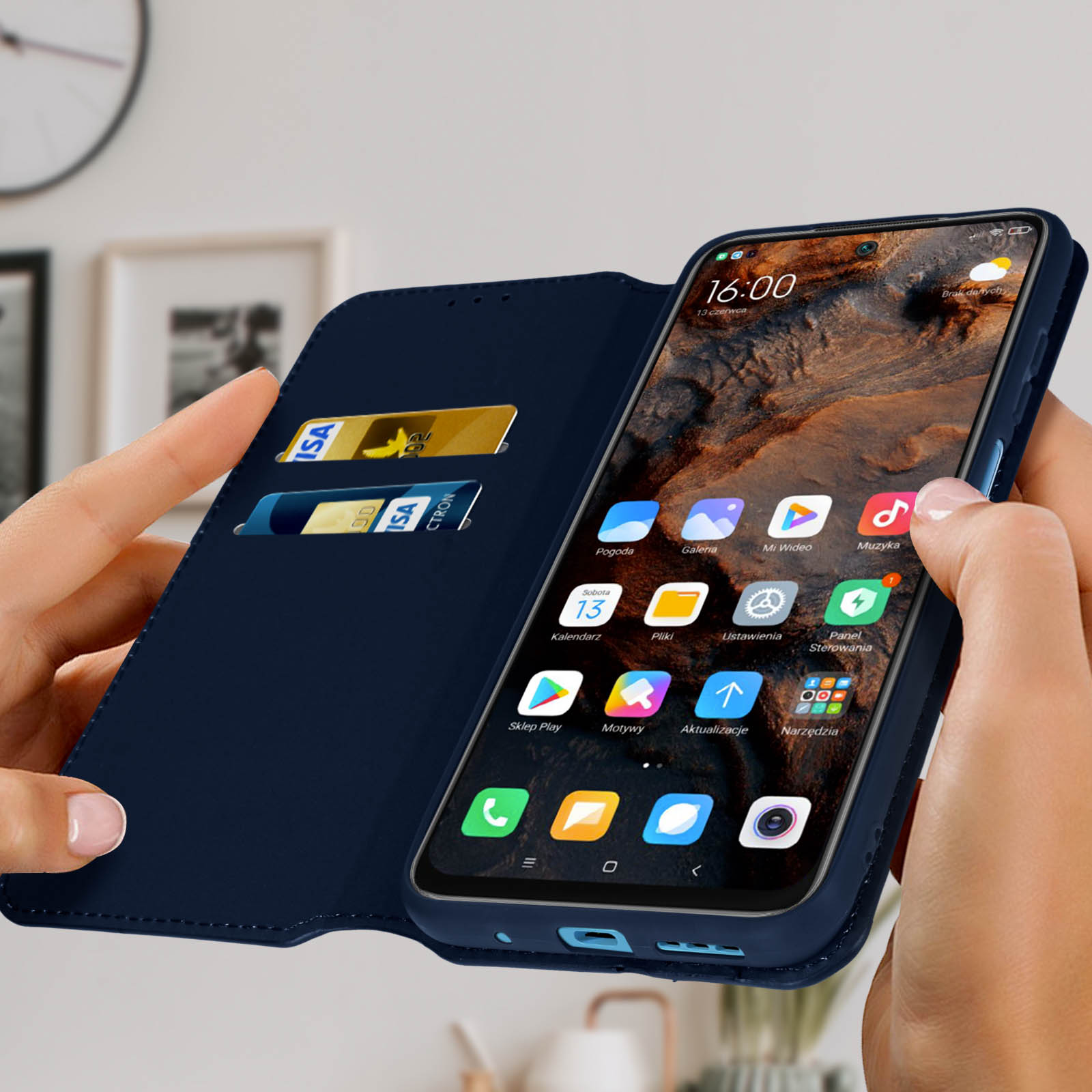 Mains tenant un étui bleu. Le téléphone affiche un écran coloré avec des icônes d'applications.
