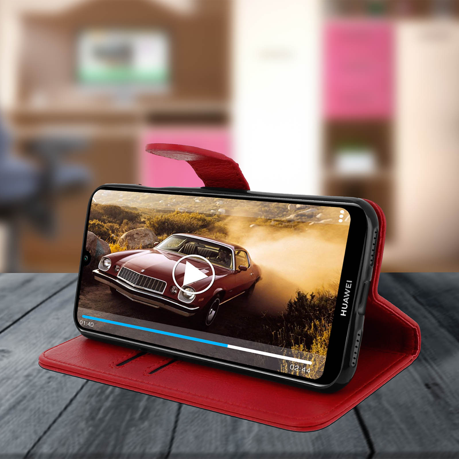 Telefono in custodia rossa che riproduce video di auto d'epoca.