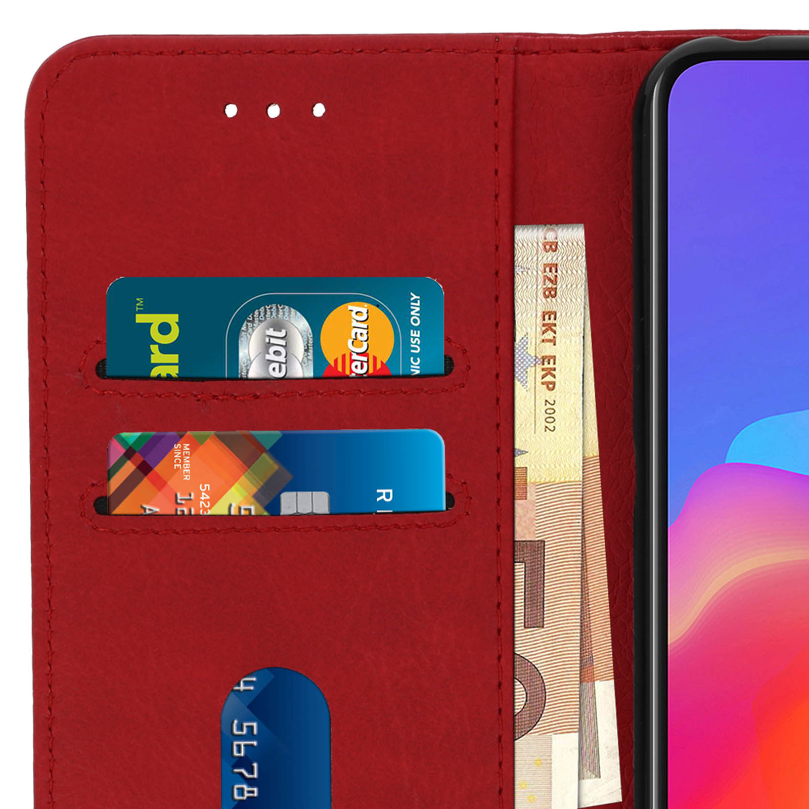 Custodia del telefono rossa aperta, che mostra fessure per carte con carte bancarie e banconote.