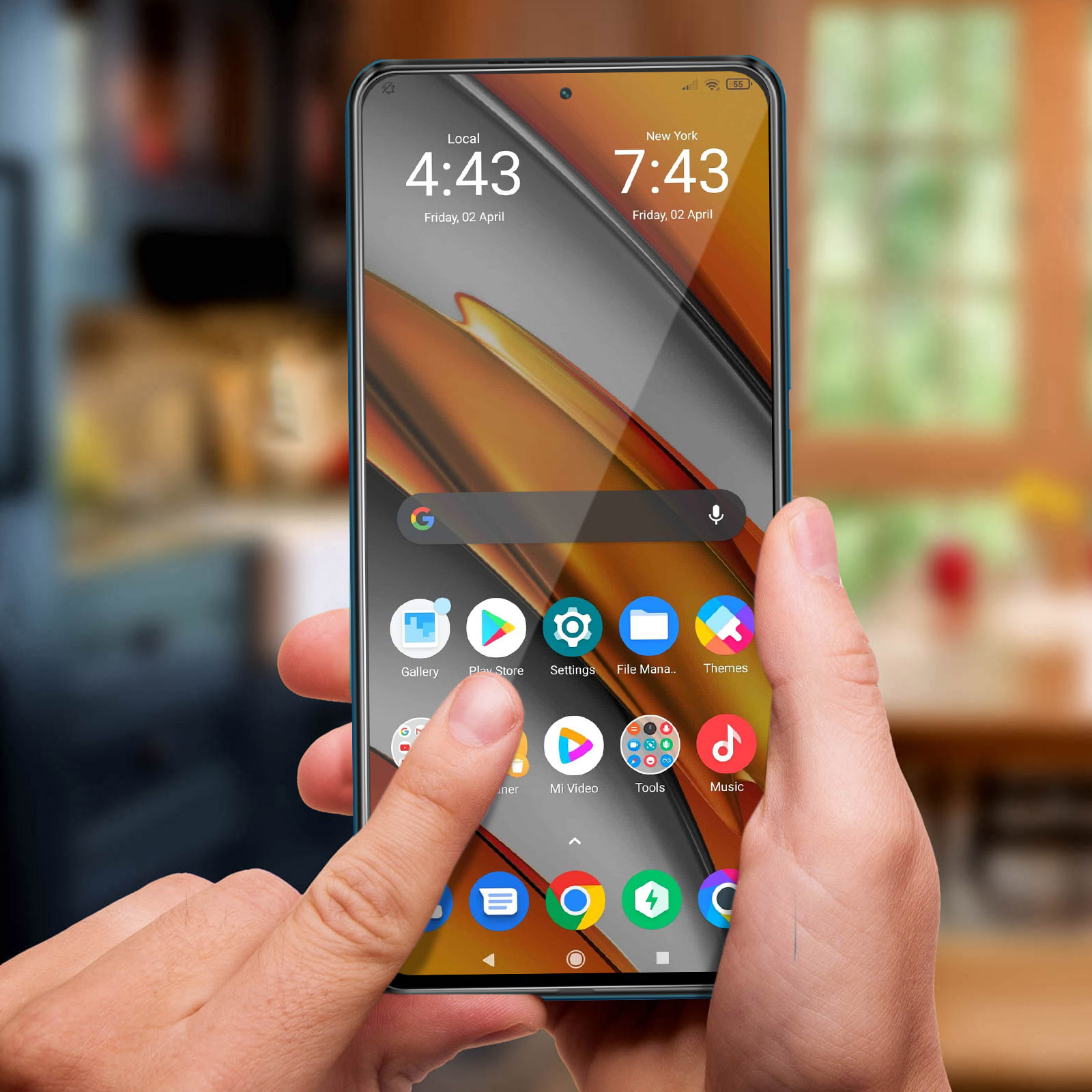 Una mano tocca lo schermo di un telefono, mostrando app e l'ora 7:43.