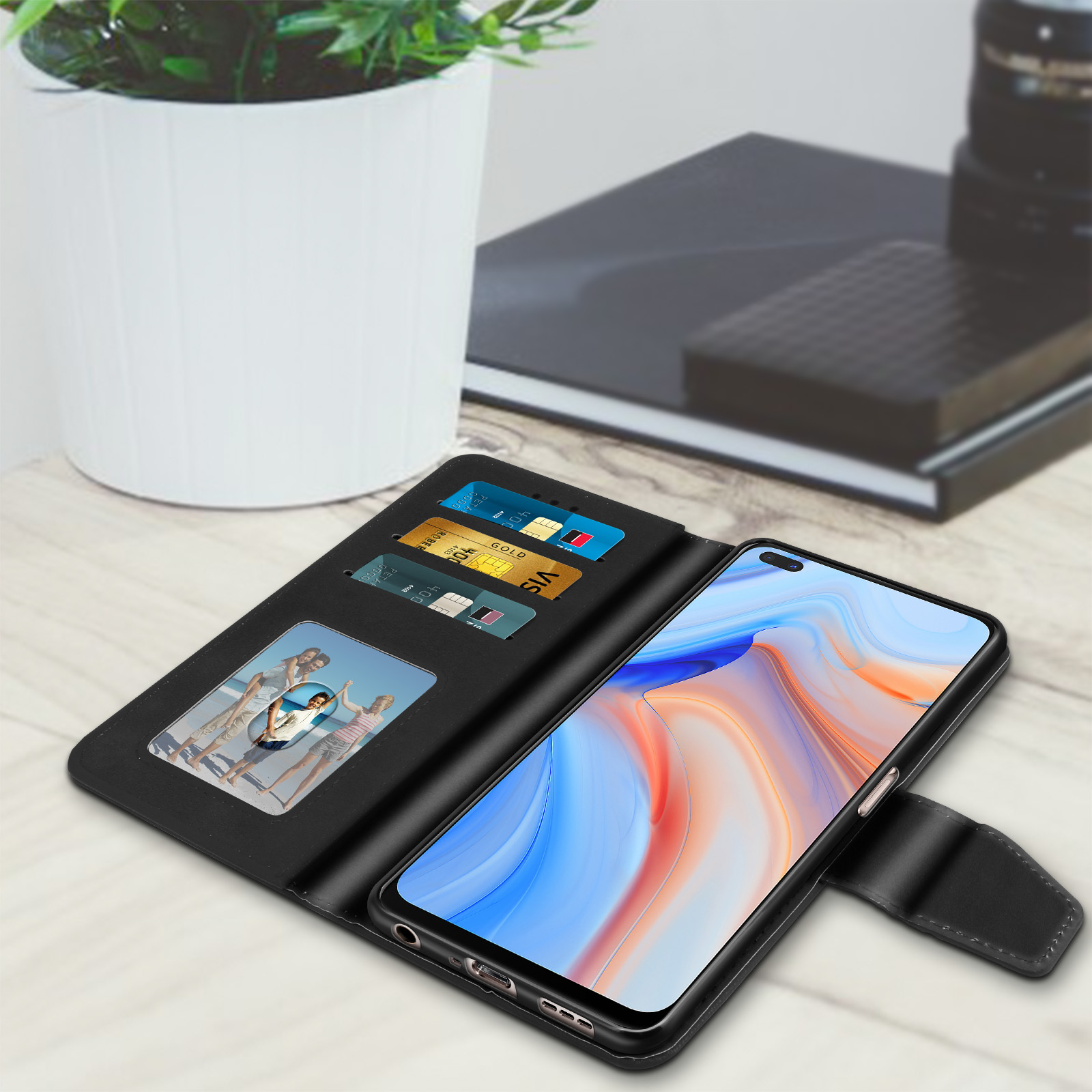 Telefono nero in una custodia in pelle nera con foto e carte di credito all'interno.