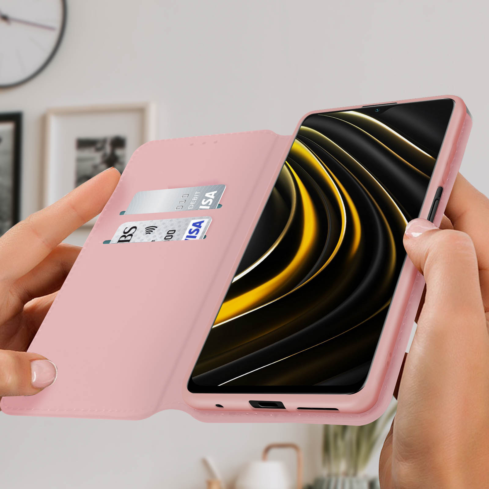 Custodia rosa per telefono con un telefono all'interno, che rivela lo schermo, tenuto da due mani.