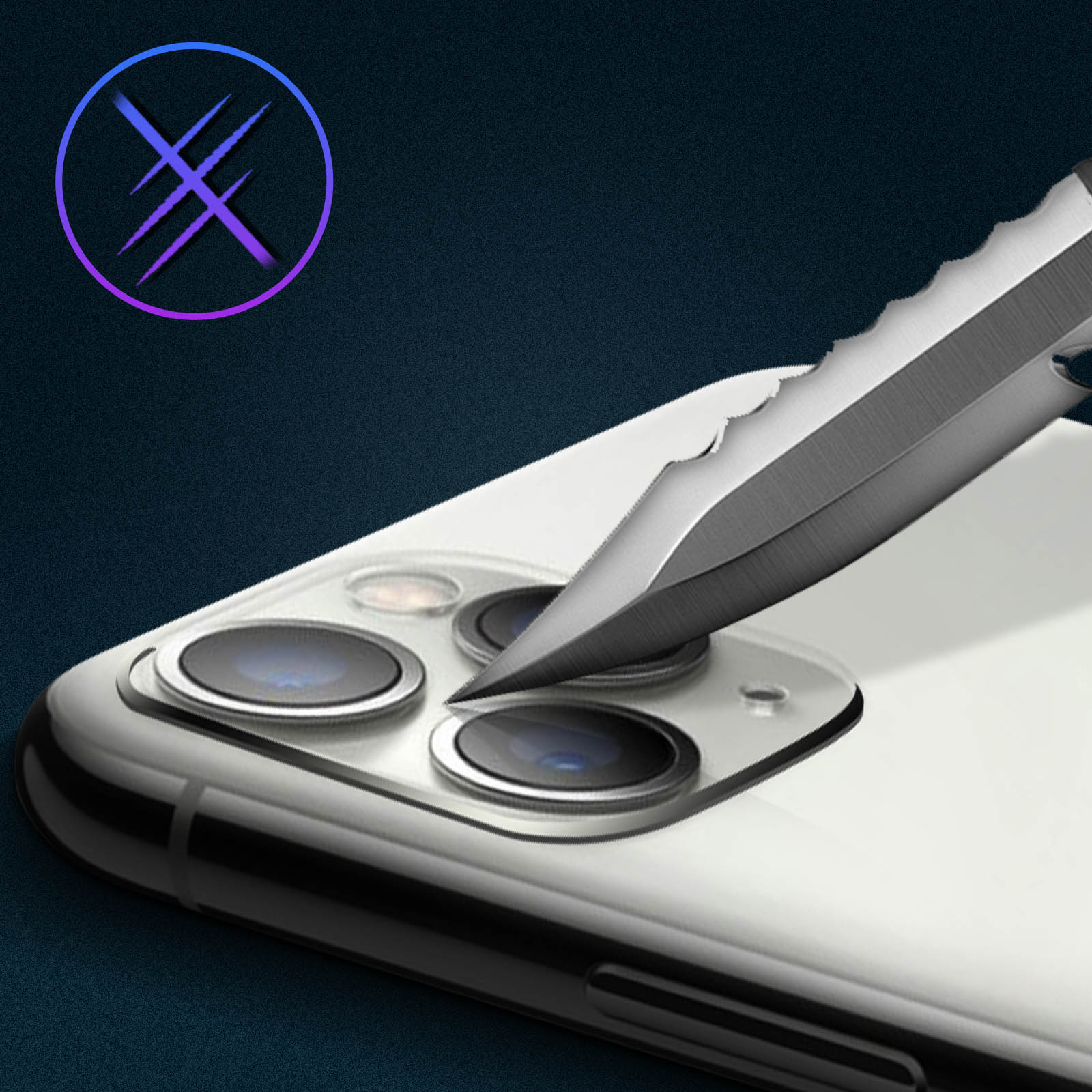 Coltello che taglia la fotocamera di un telefono. Lo sfondo è blu scuro con un logo. Il telefono è argento.